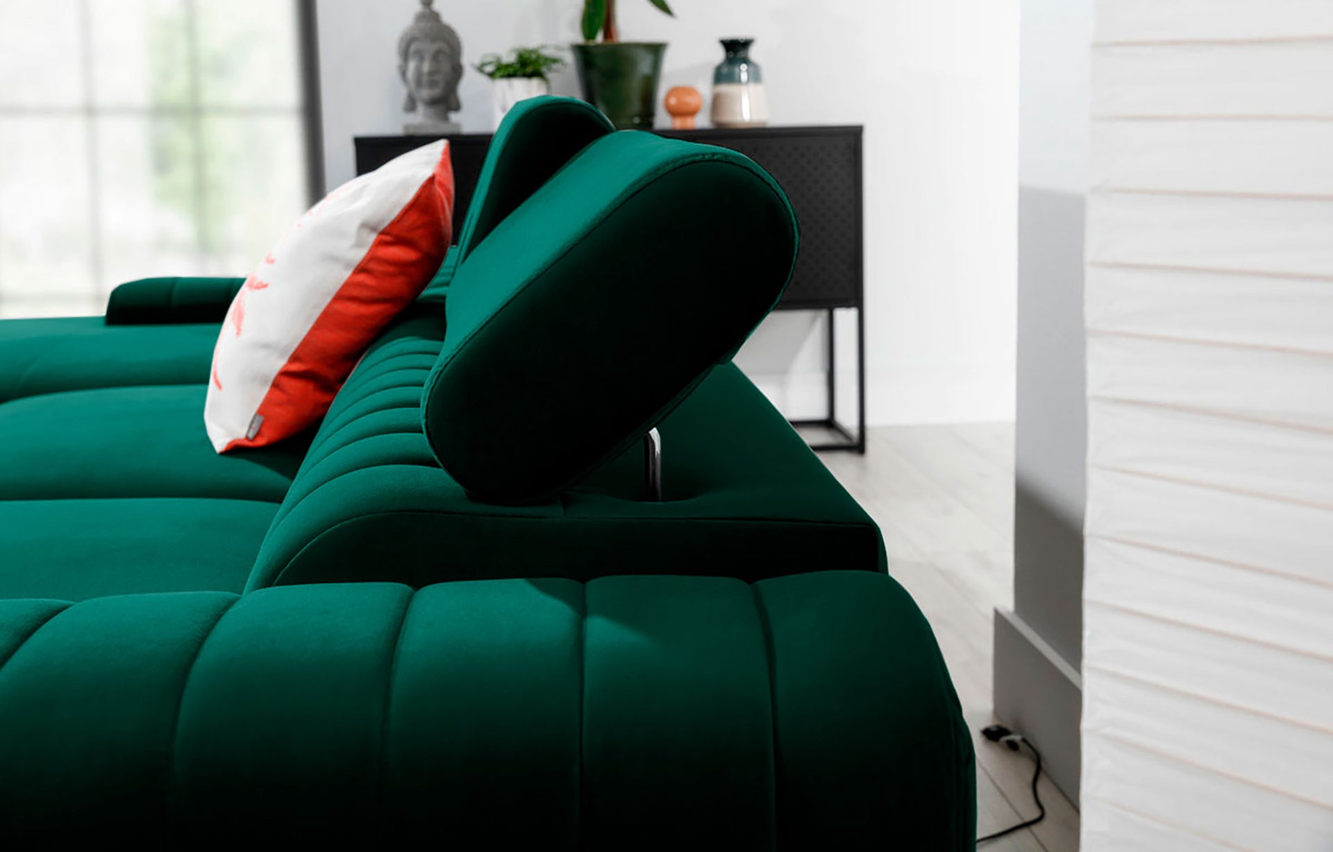 Regulowany zagłówek narożnika Grayson w kolorze Nube 35 zielony – detal pokazujący wygodne oparcie i wysoką jakość wykonania.