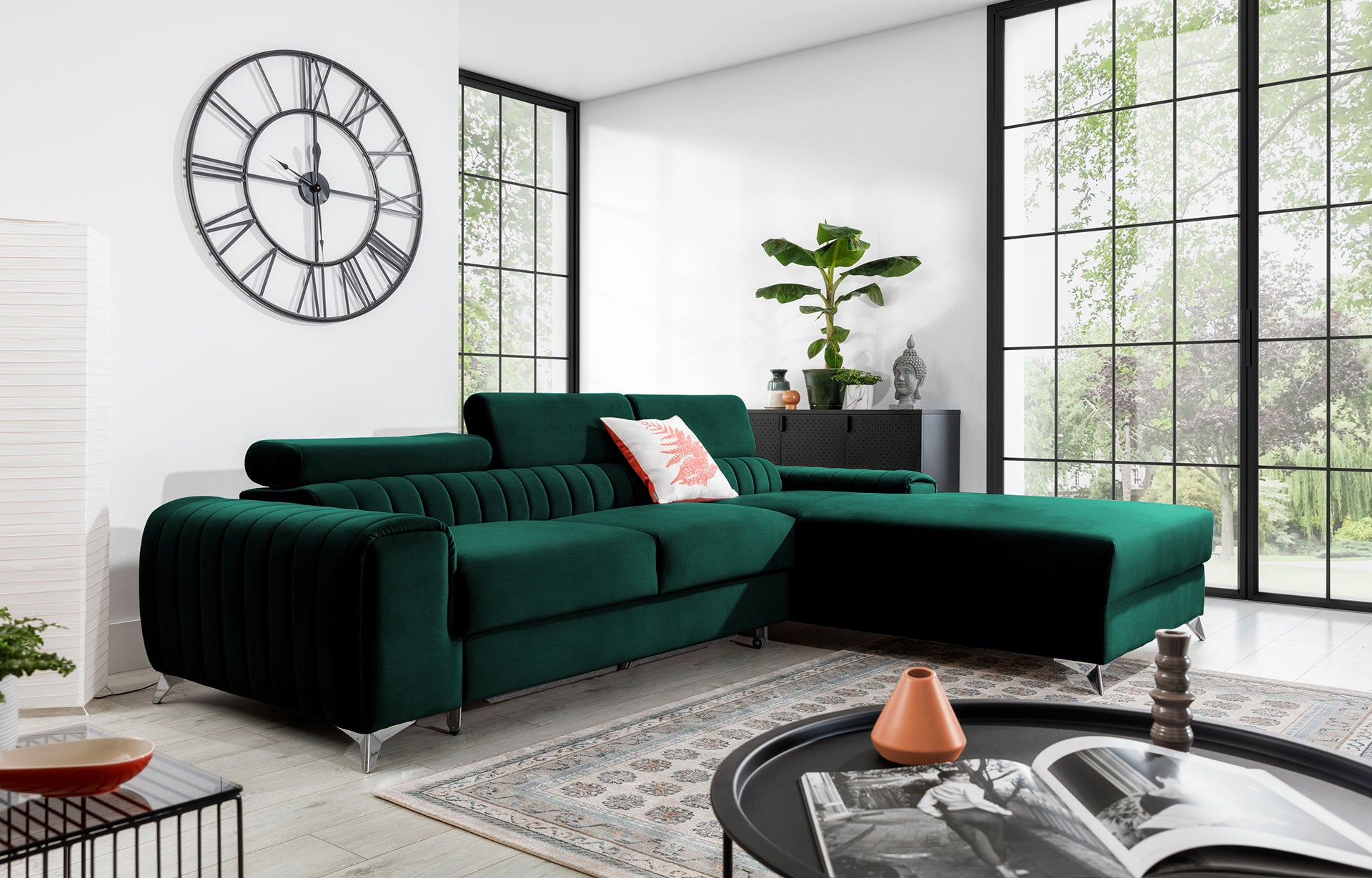 Narożnik Grayson Nube 35 zielony w aranżacji salonu z roślinami i naturalnymi dodatkami – stylowy układ prawy.