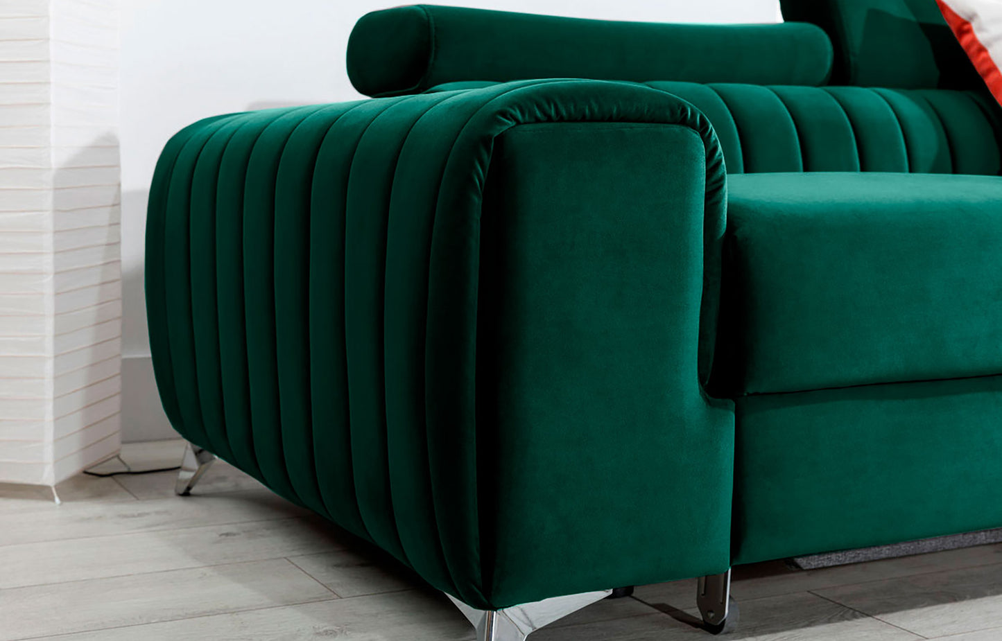 Zbliżenie na podłokietnik narożnika Grayson Nube 35 zielony – miękka tkanina i staranne pionowe przeszycia.