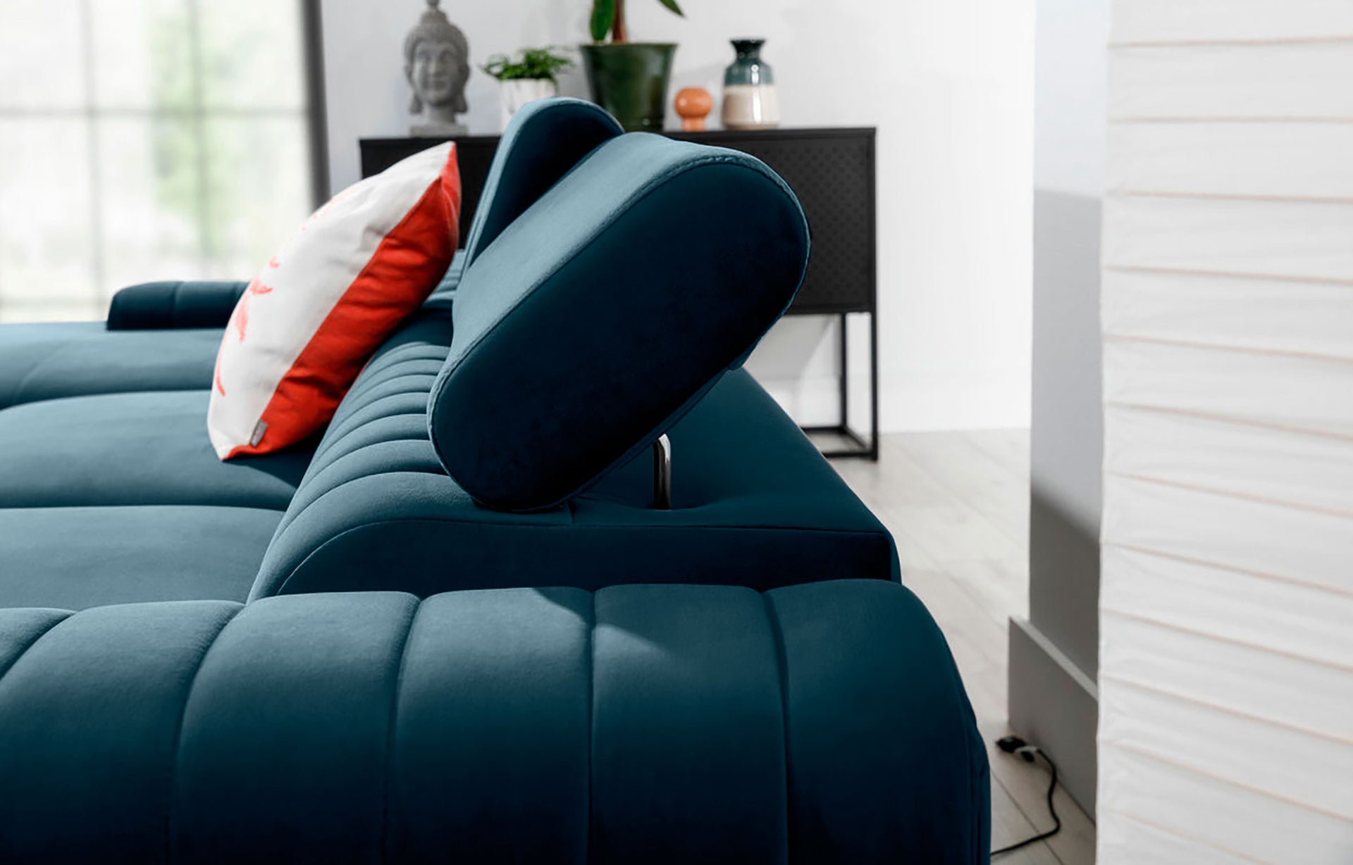 Regulowany zagłówek narożnika Grayson w kolorze Nube 40 granatowy – detal pokazujący wygodne oparcie i wysoką jakość wykonania.