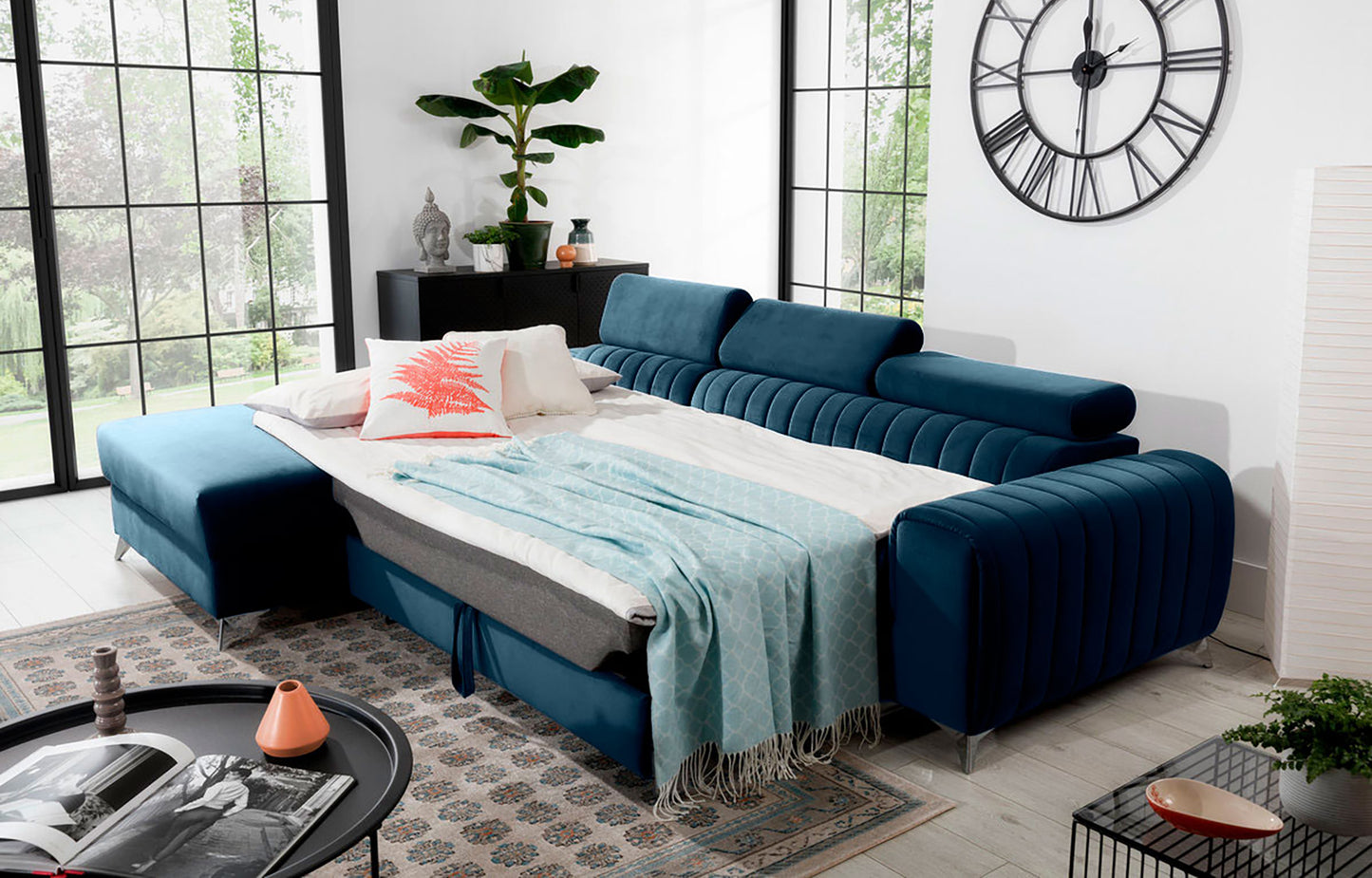Narożnik Grayson Nube 40 granatowy rozłożony do funkcji spania – komfortowa powierzchnia do snu w eleganckim wnętrzu.