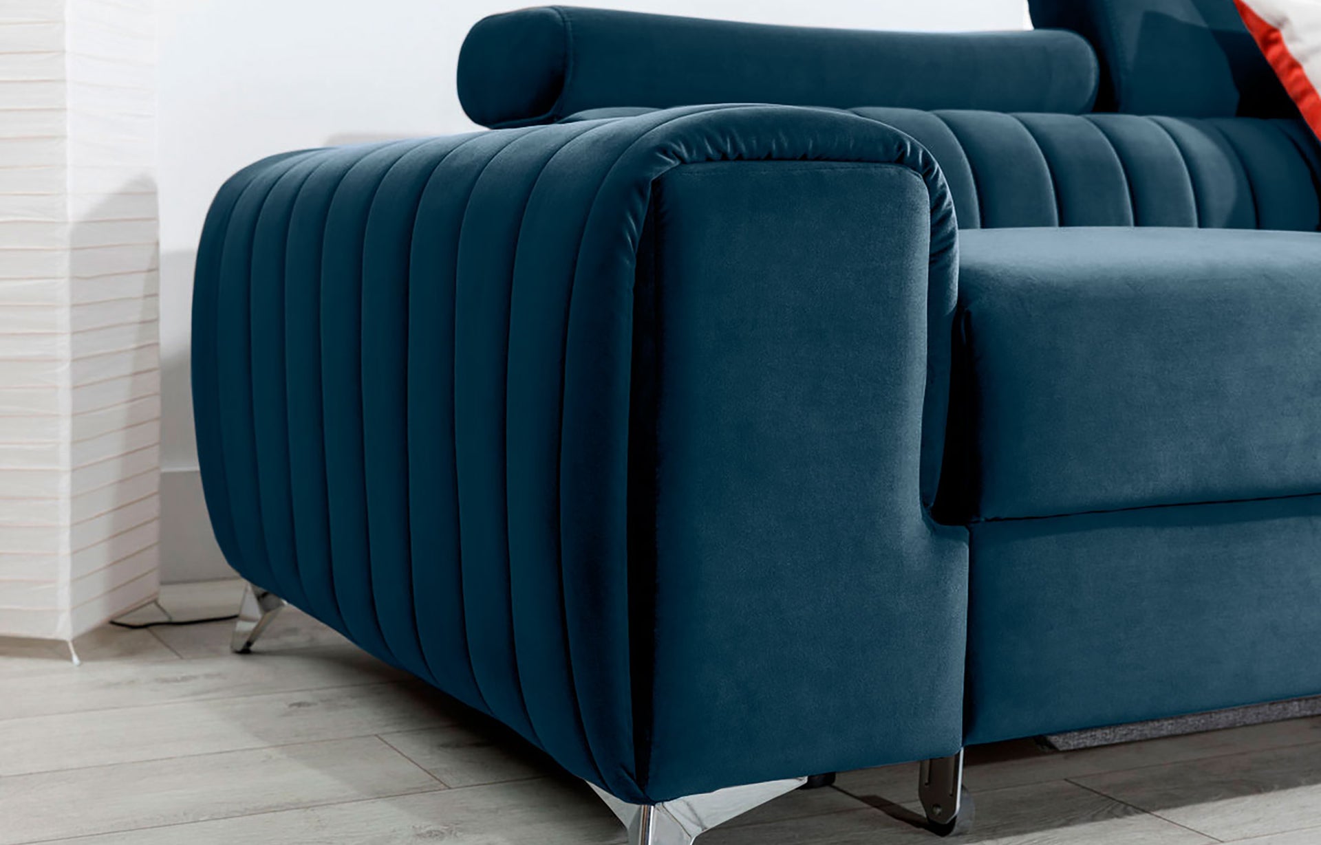 Zbliżenie na podłokietnik narożnika Grayson Nube 40 granatowy – miękka tkanina i staranne pionowe przeszycia.