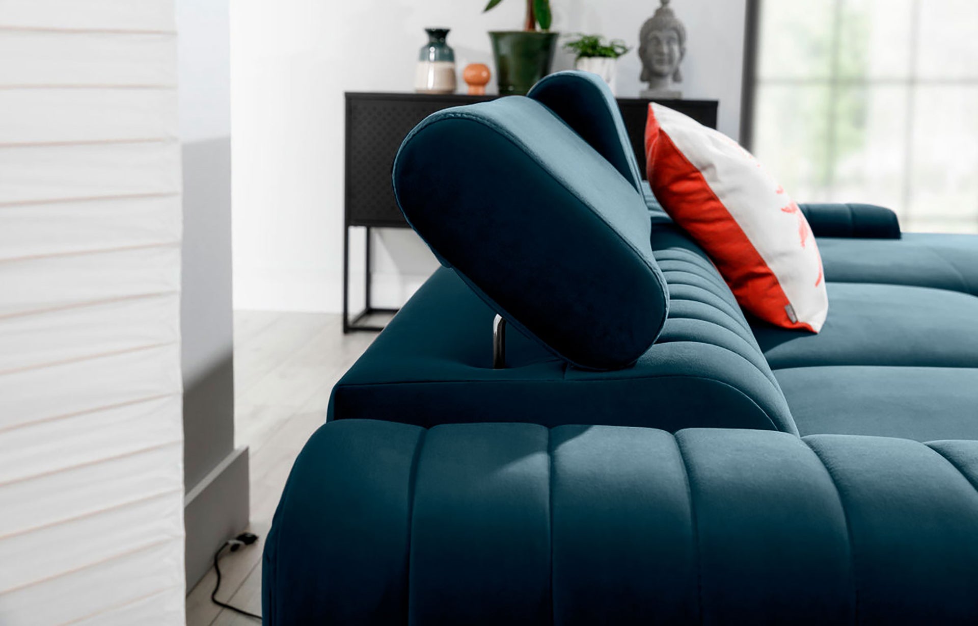 Regulowany zagłówek narożnika Grayson w kolorze Nube 40 granatowy – detal pokazujący wygodne oparcie i wysoką jakość wykonania.