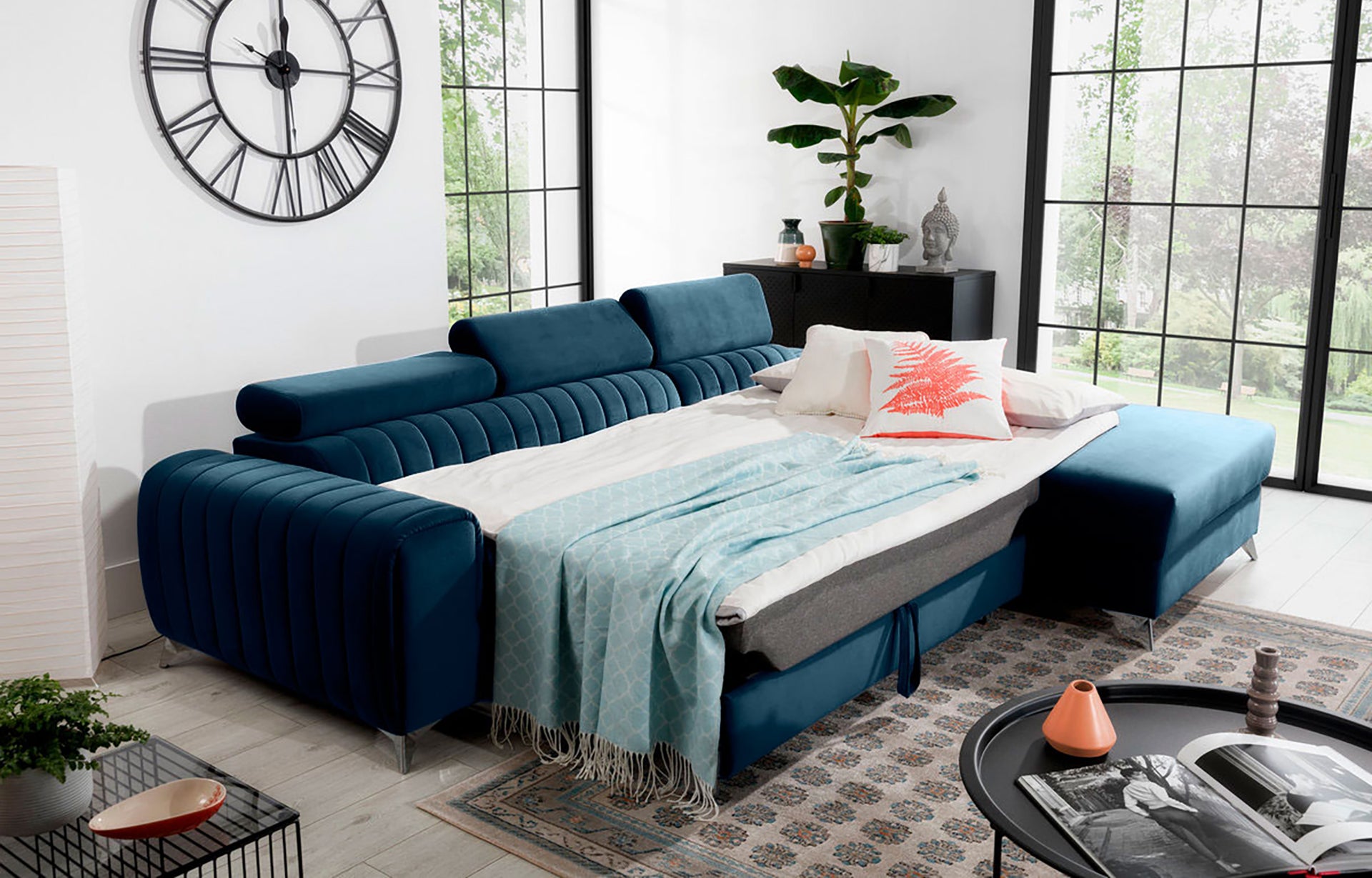 Narożnik Grayson Nube 40 granatowy rozłożony do funkcji spania – komfortowa powierzchnia do snu w eleganckiej aranżacji wnętrza.