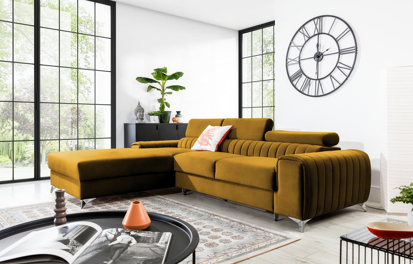 Narożnik Grayson Nube 45 żółty w aranżacji salonu z jasnymi dodatkami i dużymi oknami – stylowy układ lewy.