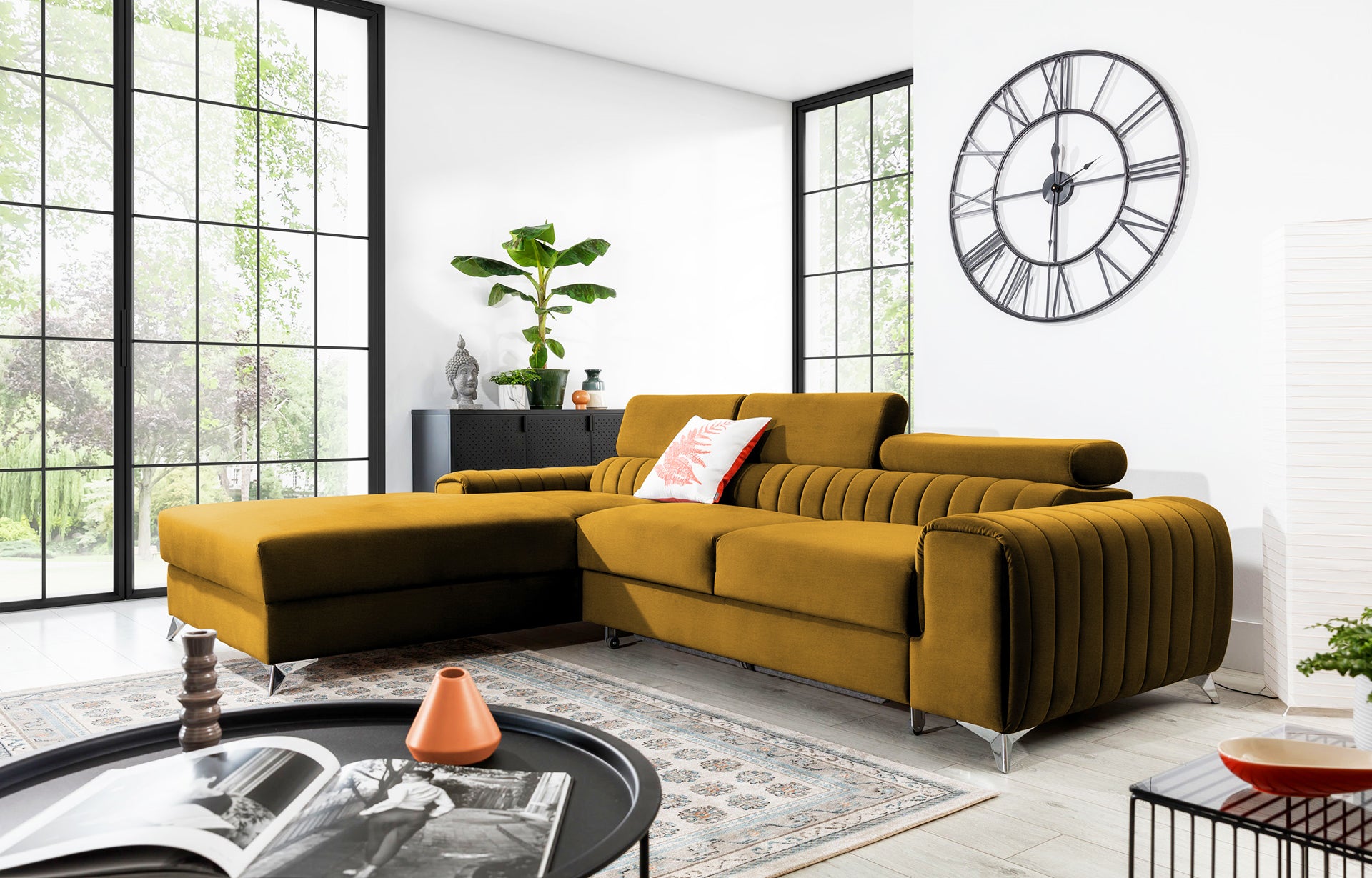 Narożnik Grayson Nube 45 żółty w aranżacji salonu z jasnymi dodatkami i dużymi oknami – stylowy układ lewy.