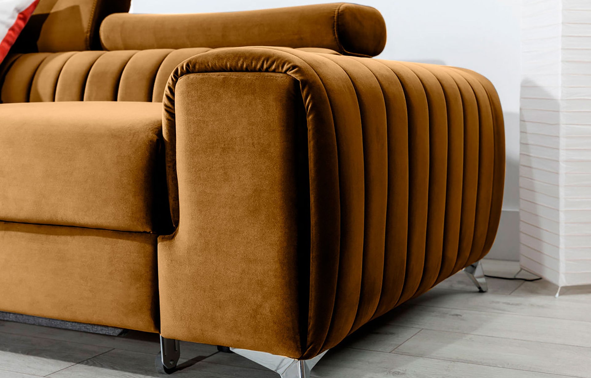 Zbliżenie na podłokietnik narożnika Grayson Nube 45 żółty – miękka tkanina i staranne pionowe przeszycia.