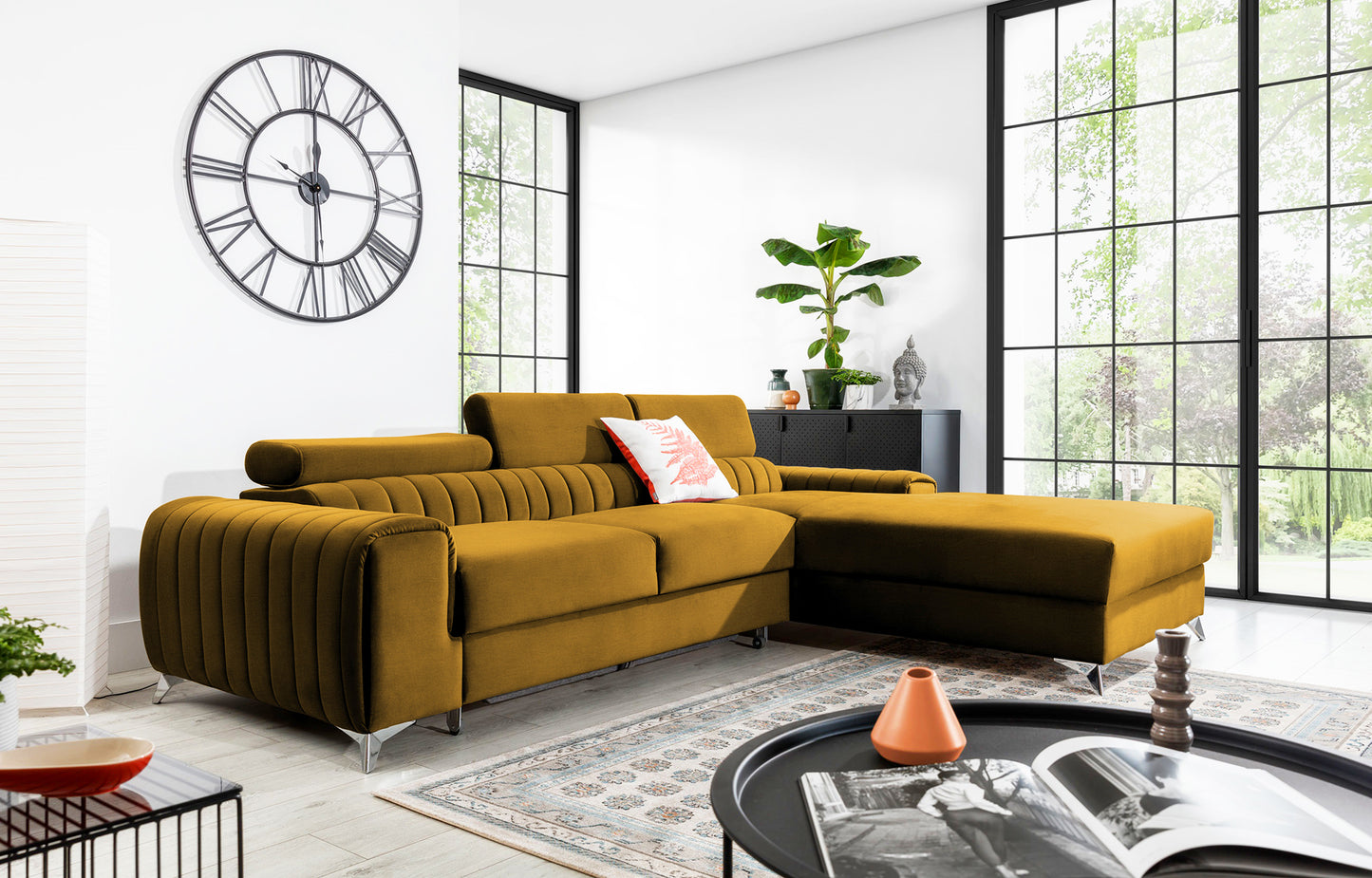 Narożnik Grayson Nube 45 żółty w aranżacji salonu z jasnymi dodatkami i dużymi oknami – stylowy układ prawy.