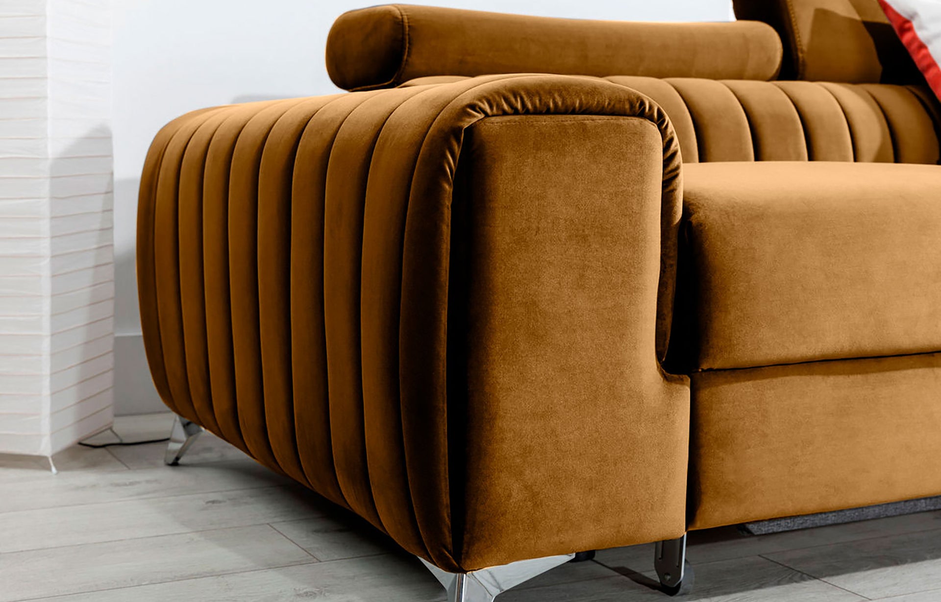 Zbliżenie na podłokietnik narożnika Grayson Nube 45 żółty – miękka tkanina i staranne pionowe przeszycia.