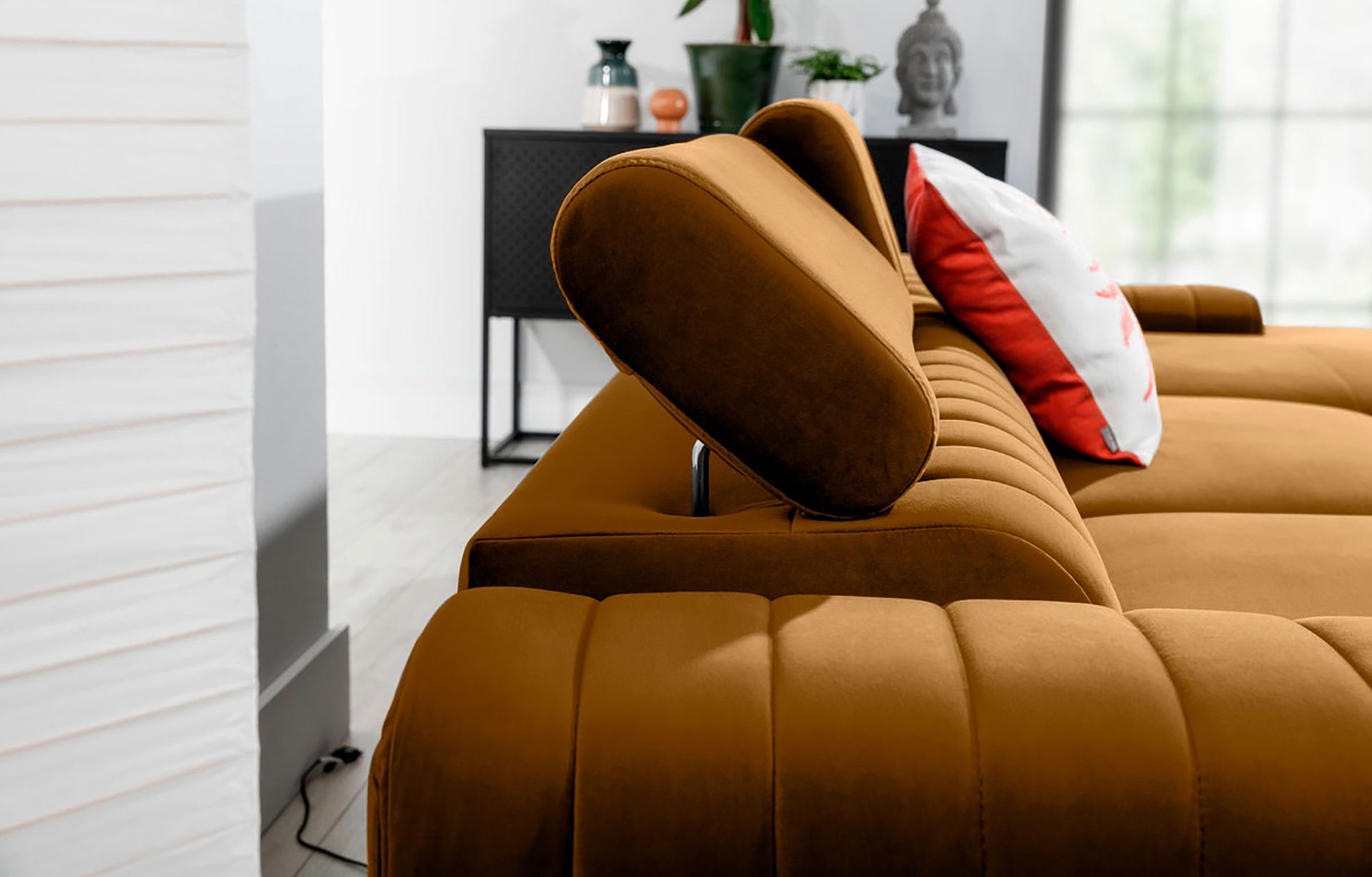 Regulowany zagłówek narożnika Grayson w kolorze Nube 45 żółty – detal pokazujący wygodne oparcie i wysoką jakość wykonania.

Czy chcesz, żebym przygotowała również krótszą wersję altów (do 100 znaków) – zoptymalizowaną pod pliki produktowe lub reklamy Google Merchant i Ceneo?