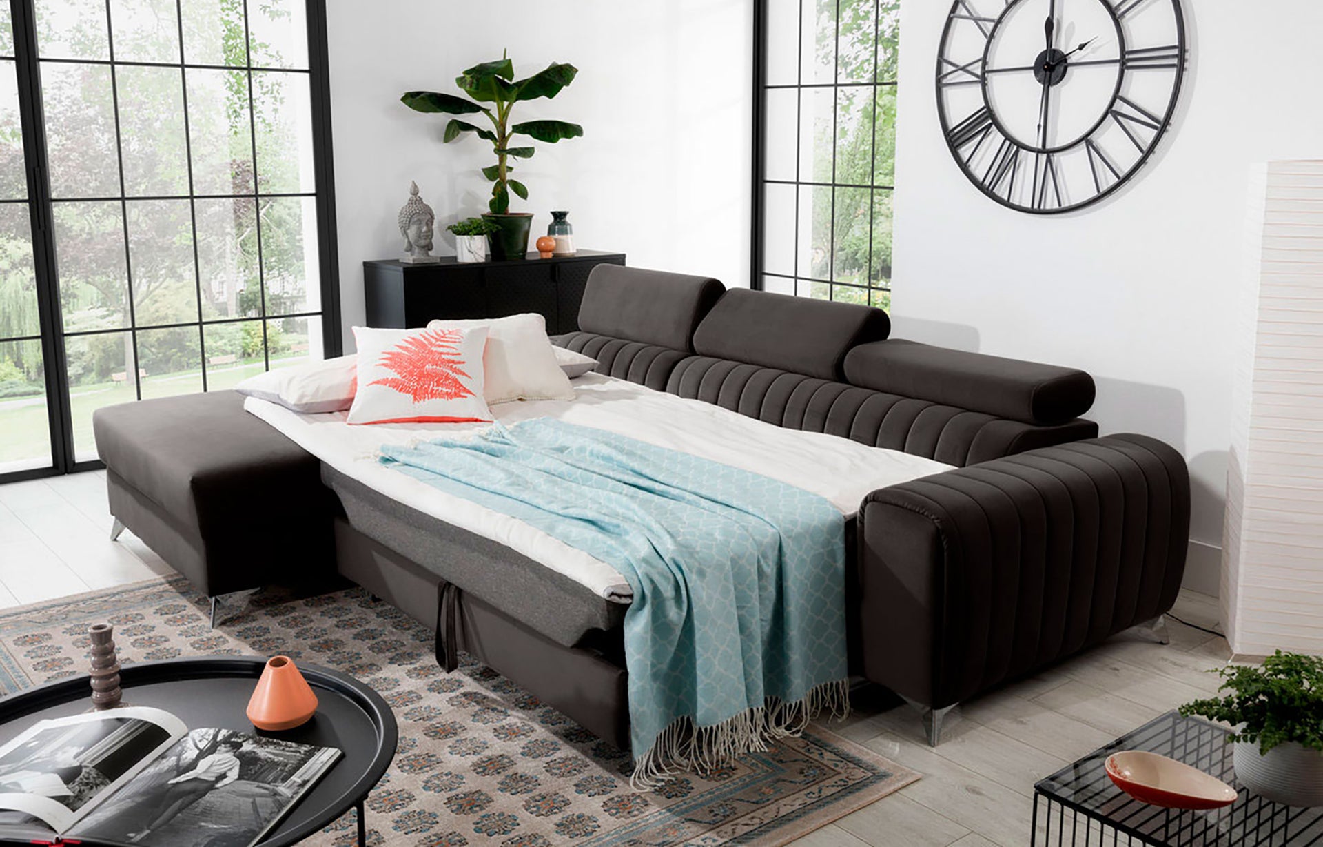 Narożnik Grayson Riviera 97 ciemnoszary rozłożony do funkcji spania – komfortowa powierzchnia do snu w eleganckiej aranżacji wnętrza.