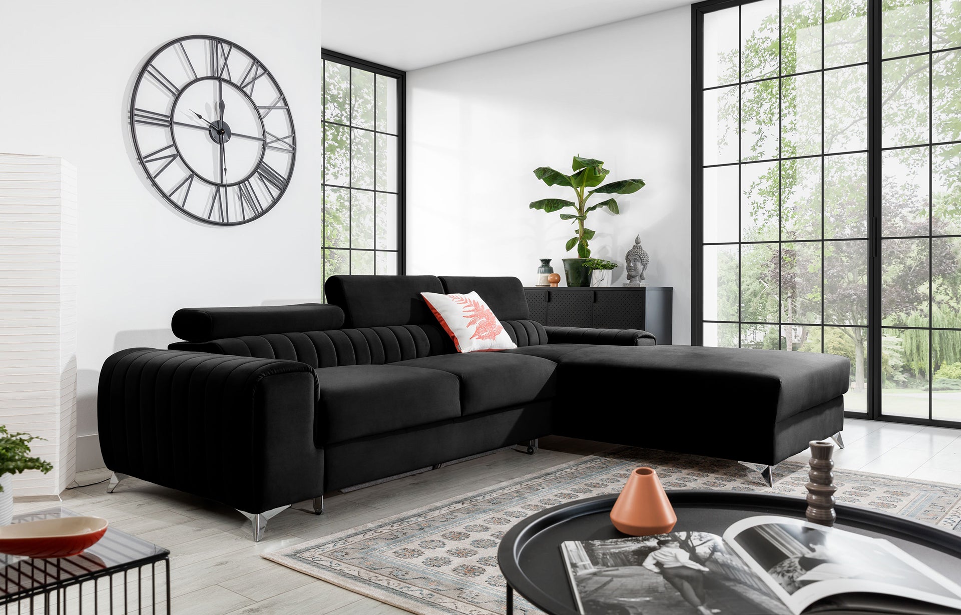 Narożnik Grayson Riviera 97 ciemnoszary w aranżacji salonu z jasnymi dodatkami i dużymi oknami – elegancki układ prawy.