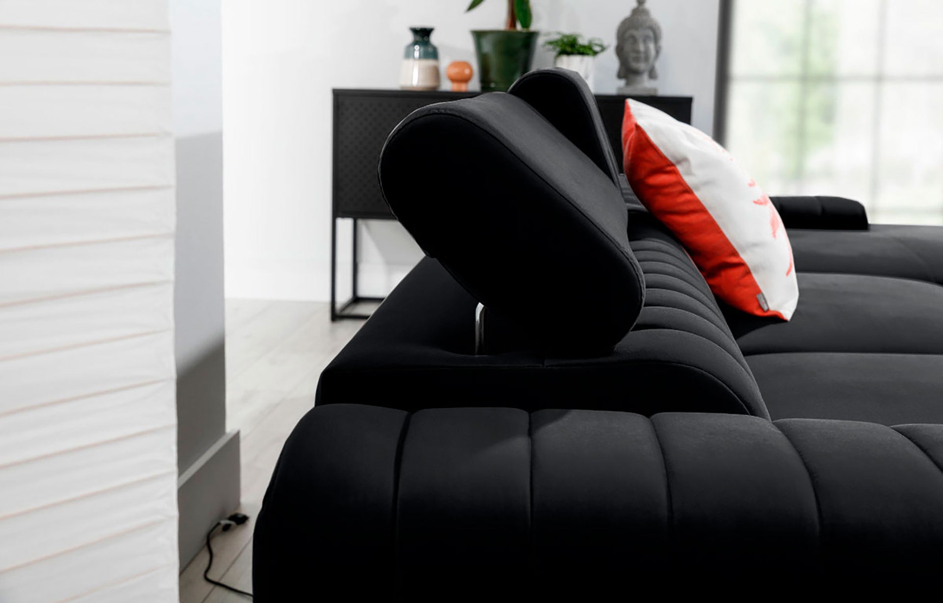 Regulowany zagłówek narożnika Grayson w kolorze Riviera 97 ciemnoszary – detal pokazujący wygodne oparcie i wysoką jakość wykonania.