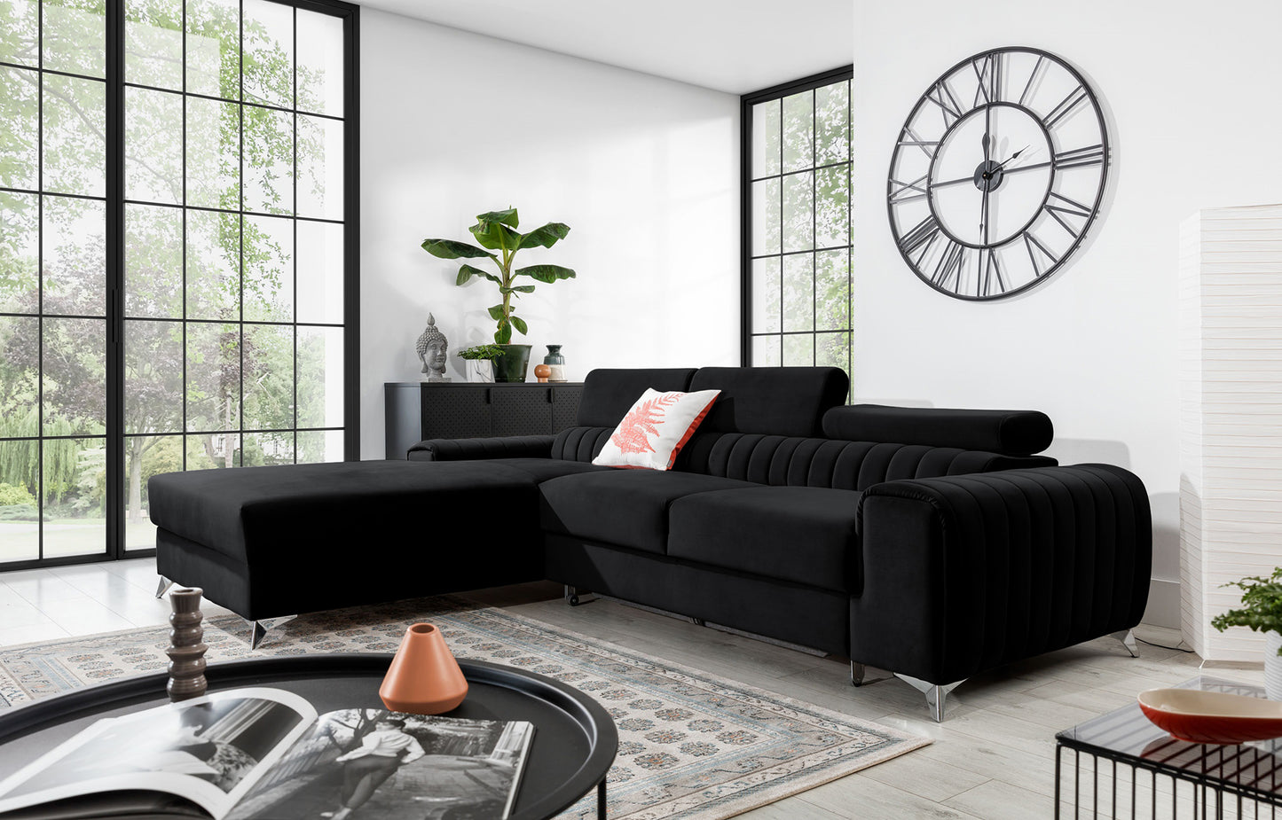 Narożnik Grayson Velvetmat 10 czarny w aranżacji salonu z dużymi oknami i dekoracyjną poduszką – elegancki układ lewy.