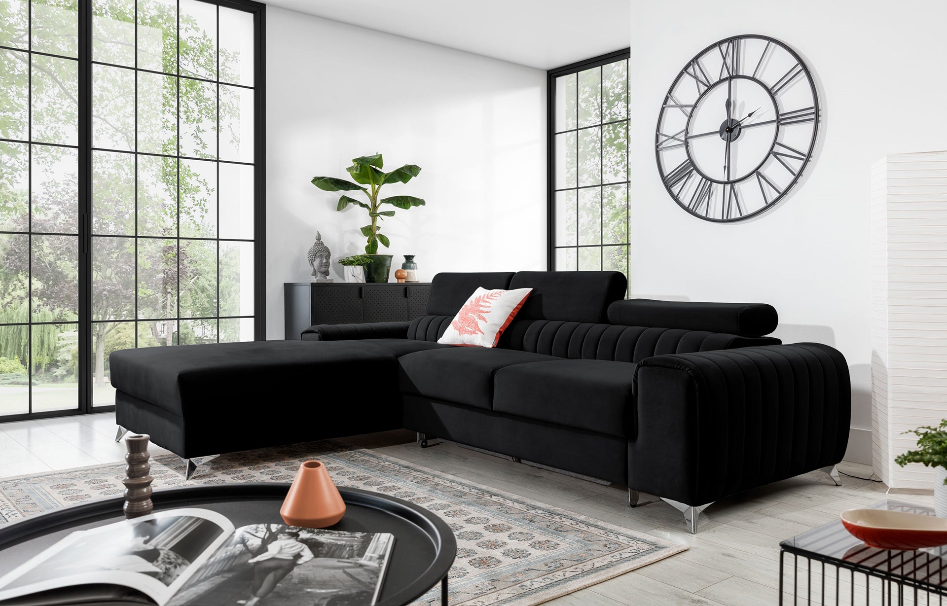 Narożnik Grayson Velvetmat 10 czarny w aranżacji salonu z dużymi oknami i dekoracyjną poduszką – elegancki układ lewy.