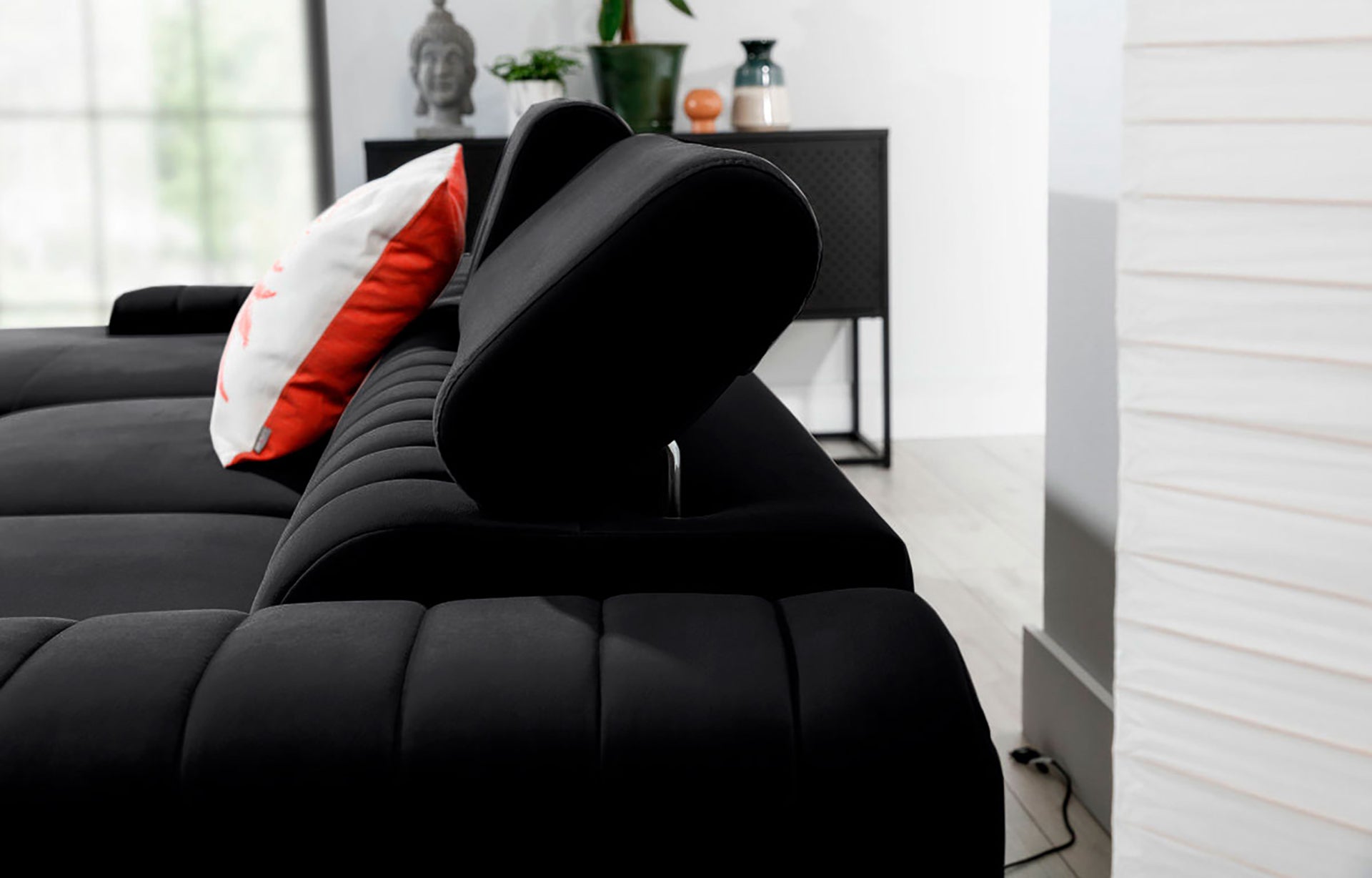 Regulowany zagłówek narożnika Grayson w kolorze Velvetmat 10 czarny – detal pokazujący wygodne oparcie i precyzyjne wykończenie.