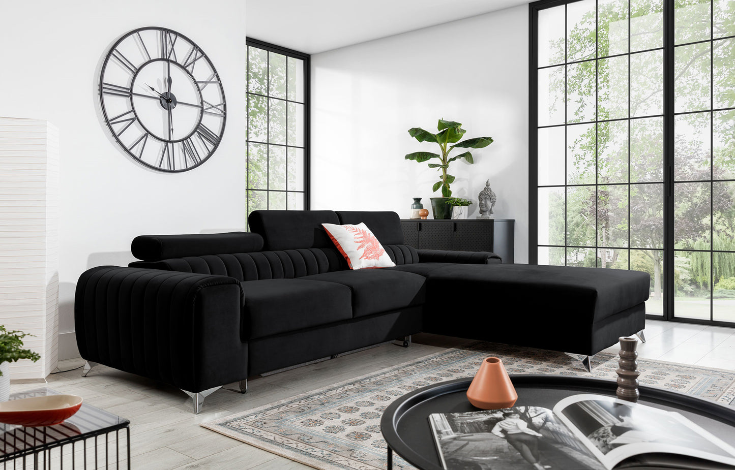 Narożnik Grayson Velvetmat 10 czarny w aranżacji salonu z jasnymi dodatkami i dużymi oknami – stylowy układ prawy.