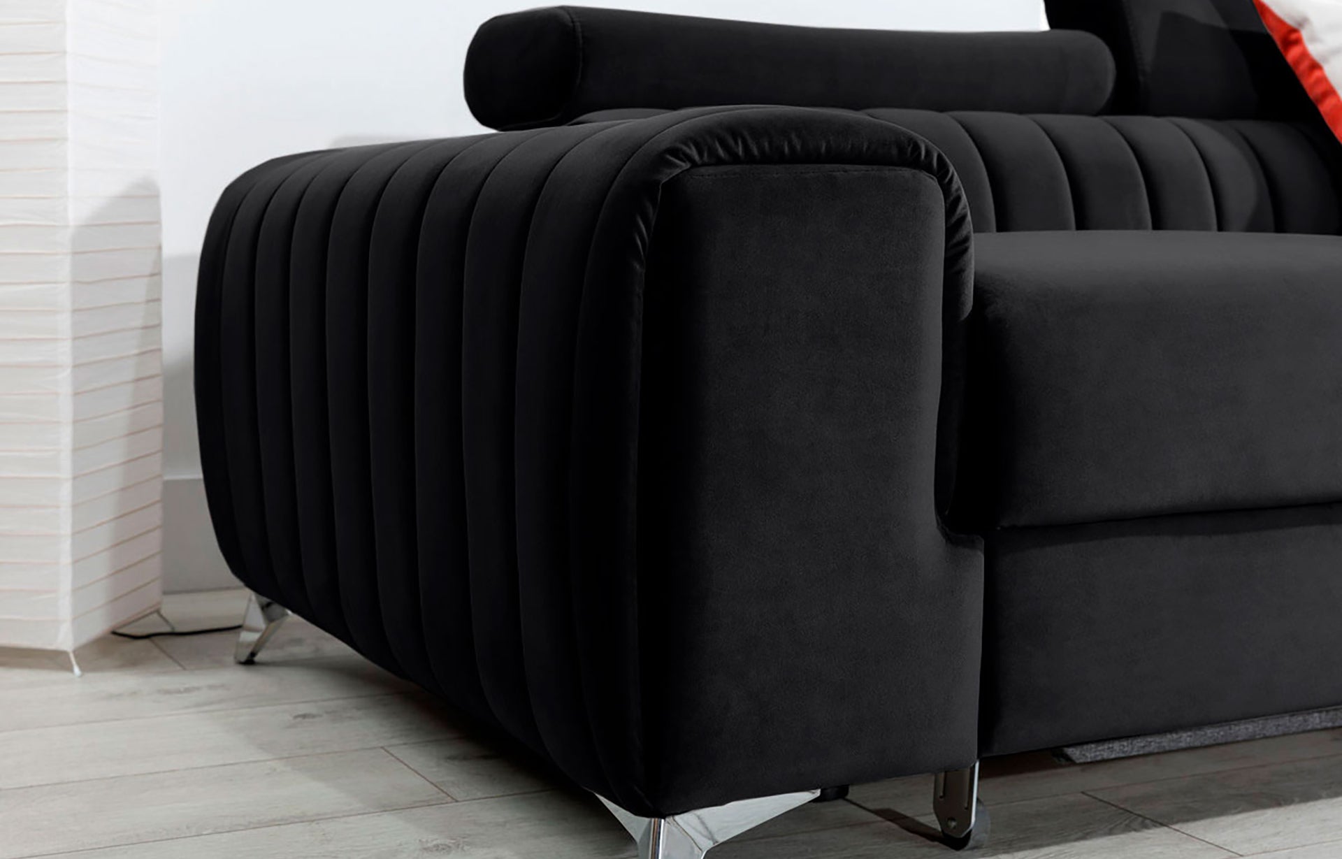 Zbliżenie na podłokietnik narożnika Grayson Velvetmat 10 czarny – miękka welwetowa tkanina i staranne pionowe przeszycia.