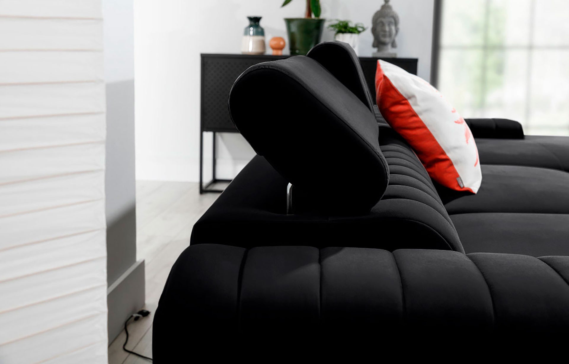 Regulowany zagłówek narożnika Grayson w kolorze Velvetmat 10 czarny – detal pokazujący wygodne oparcie i wysoką jakość wykonania.