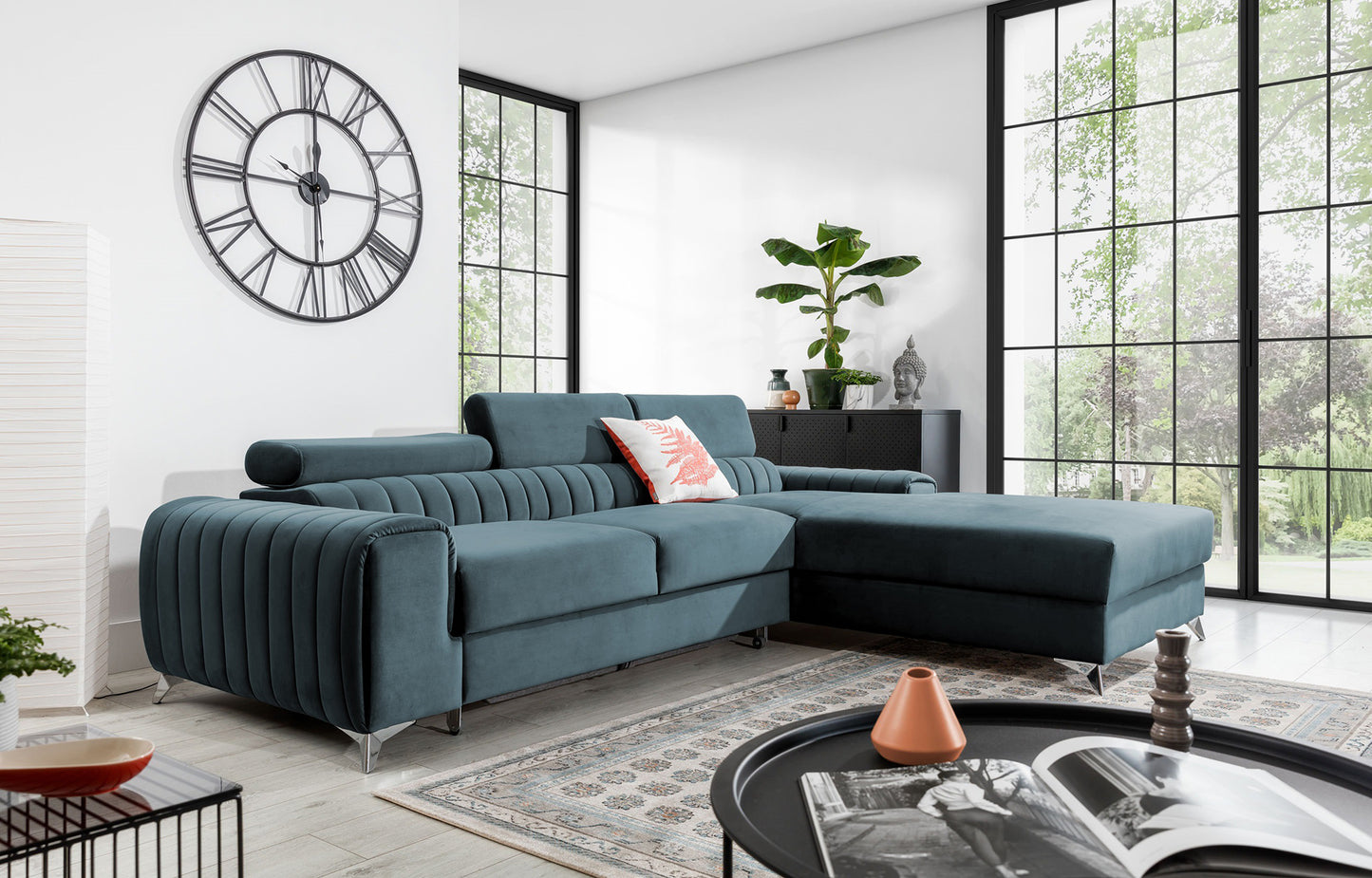 Narożnik Grayson Velvetmat 100 ciemnoszary w aranżacji salonu z jasnymi dodatkami i dużymi oknami – stylowy układ prawy.