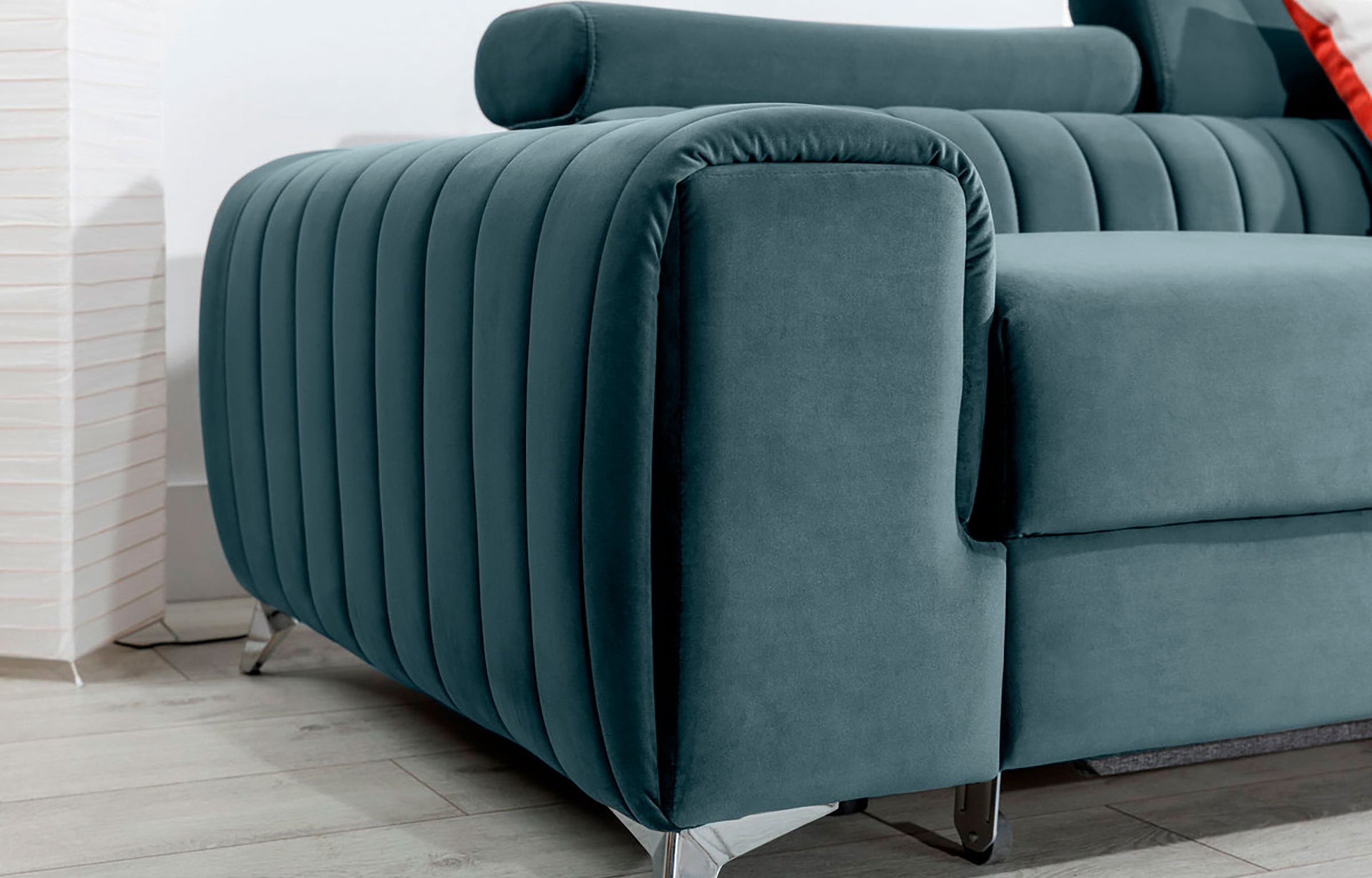 Zbliżenie na podłokietnik narożnika Grayson Velvetmat 100 ciemnoszary – miękka welwetowa tkanina i staranne pionowe przeszycia.