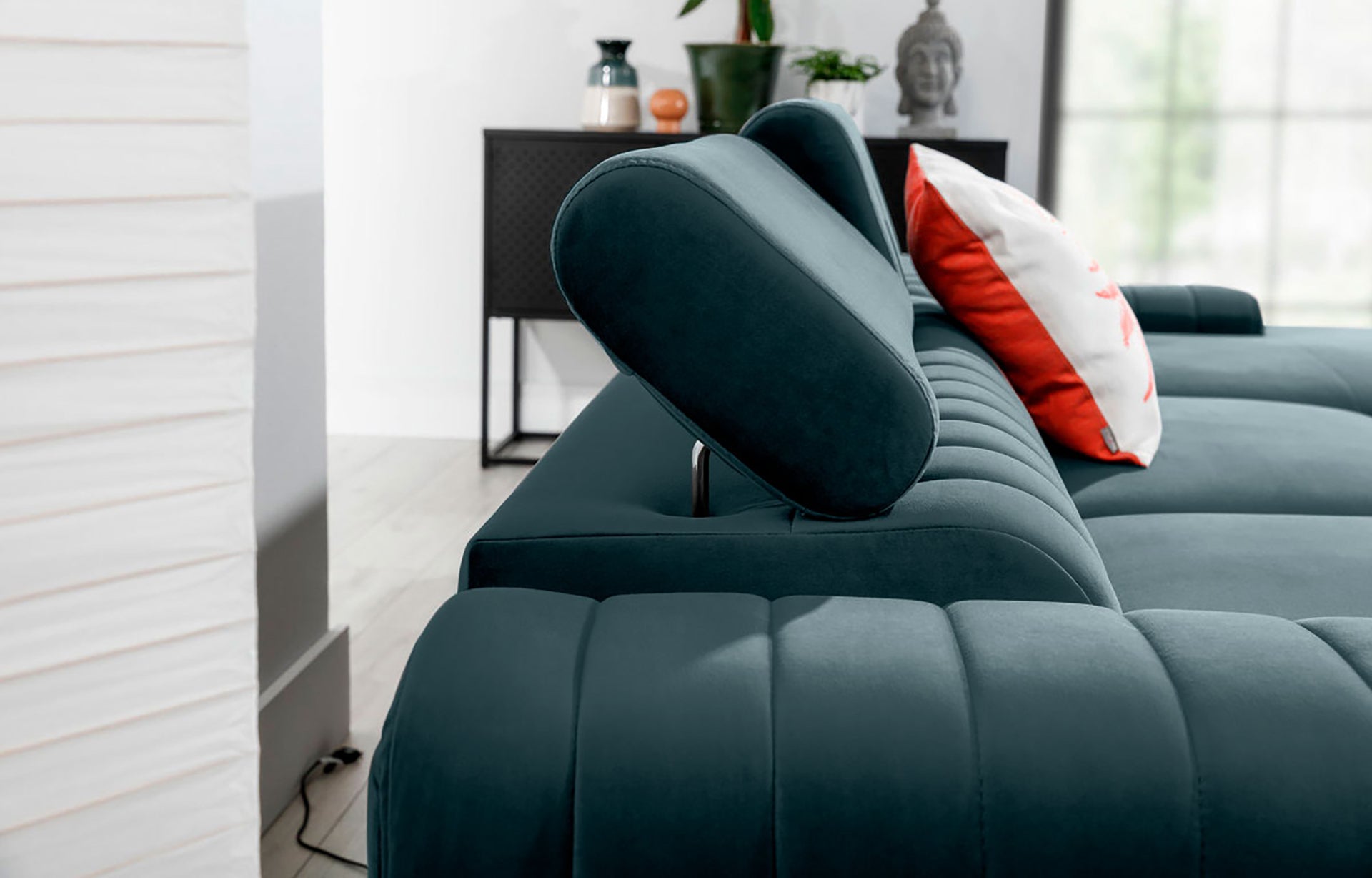 Regulowany zagłówek narożnika Grayson w kolorze Velvetmat 100 ciemnoszary – detal pokazujący wygodne oparcie i wysoką jakość wykonania.