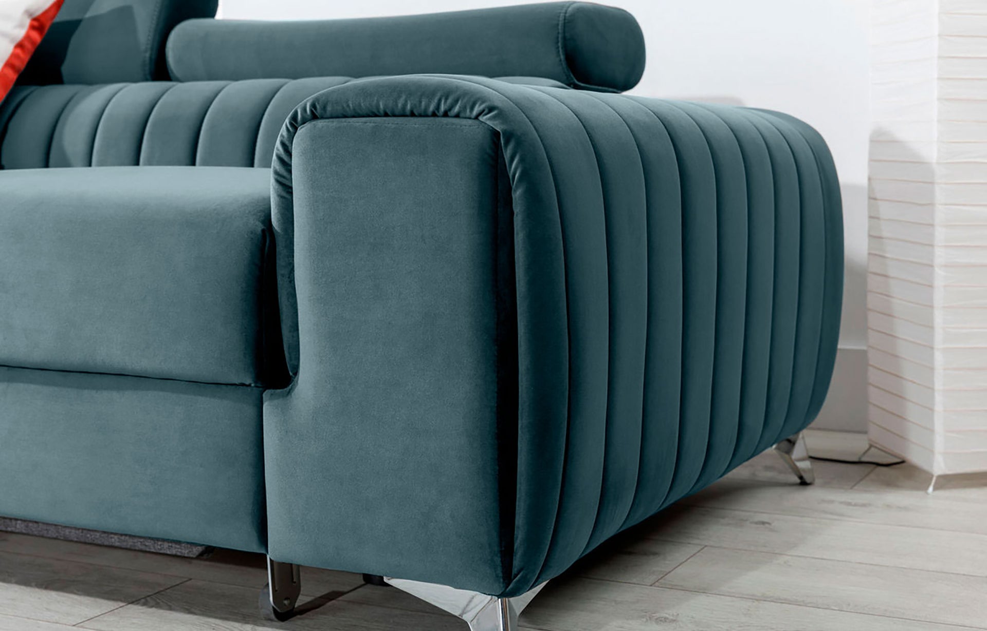 Zbliżenie na podłokietnik narożnika Grayson Velvetmat 100 jasnoniebieski – miękka welwetowa tkanina i pionowe przeszycia.