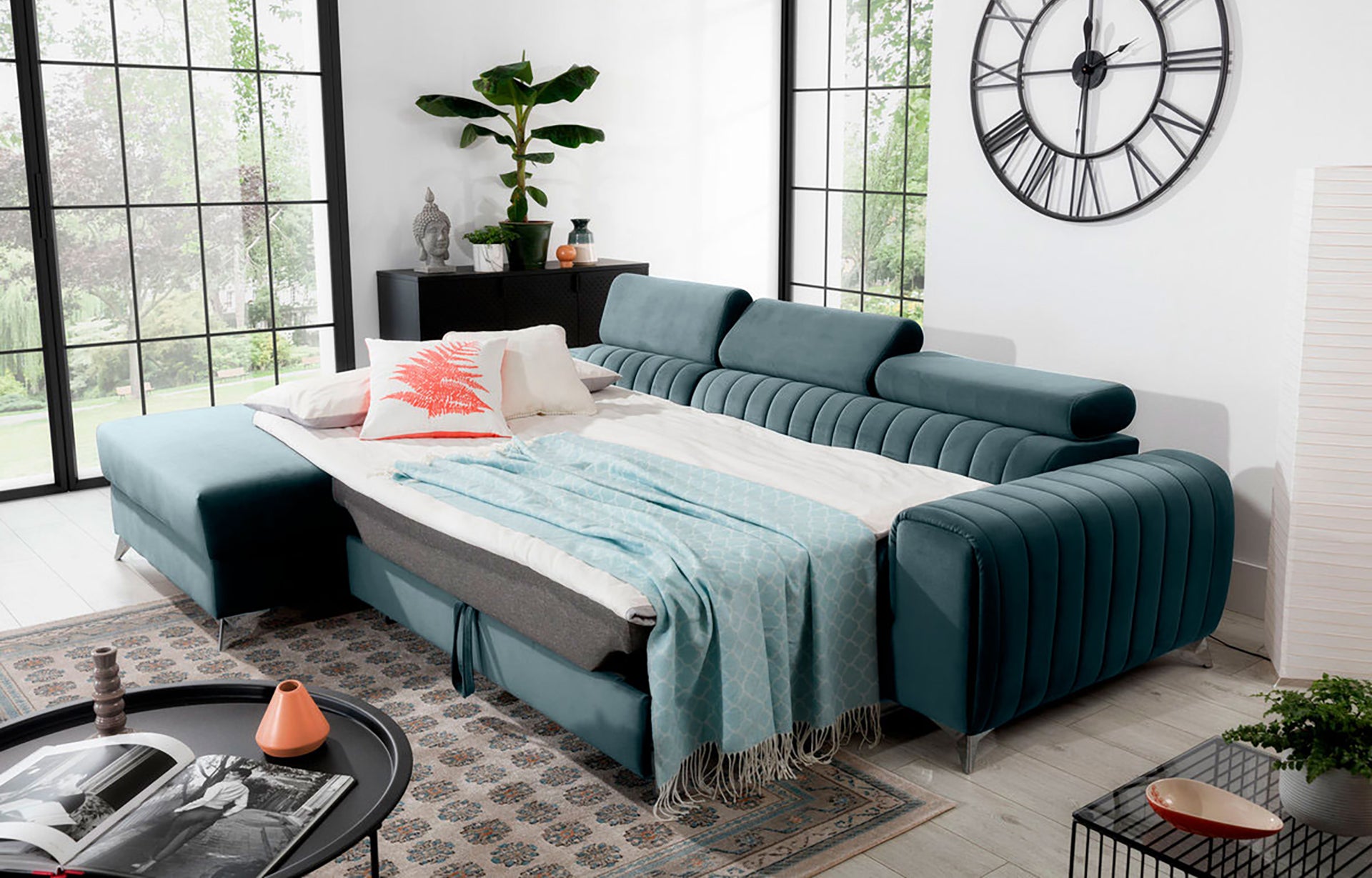 Narożnik Grayson Velvetmat 100 jasnoniebieski rozłożony do funkcji spania – komfortowa powierzchnia do snu w nowoczesnym wnętrzu.