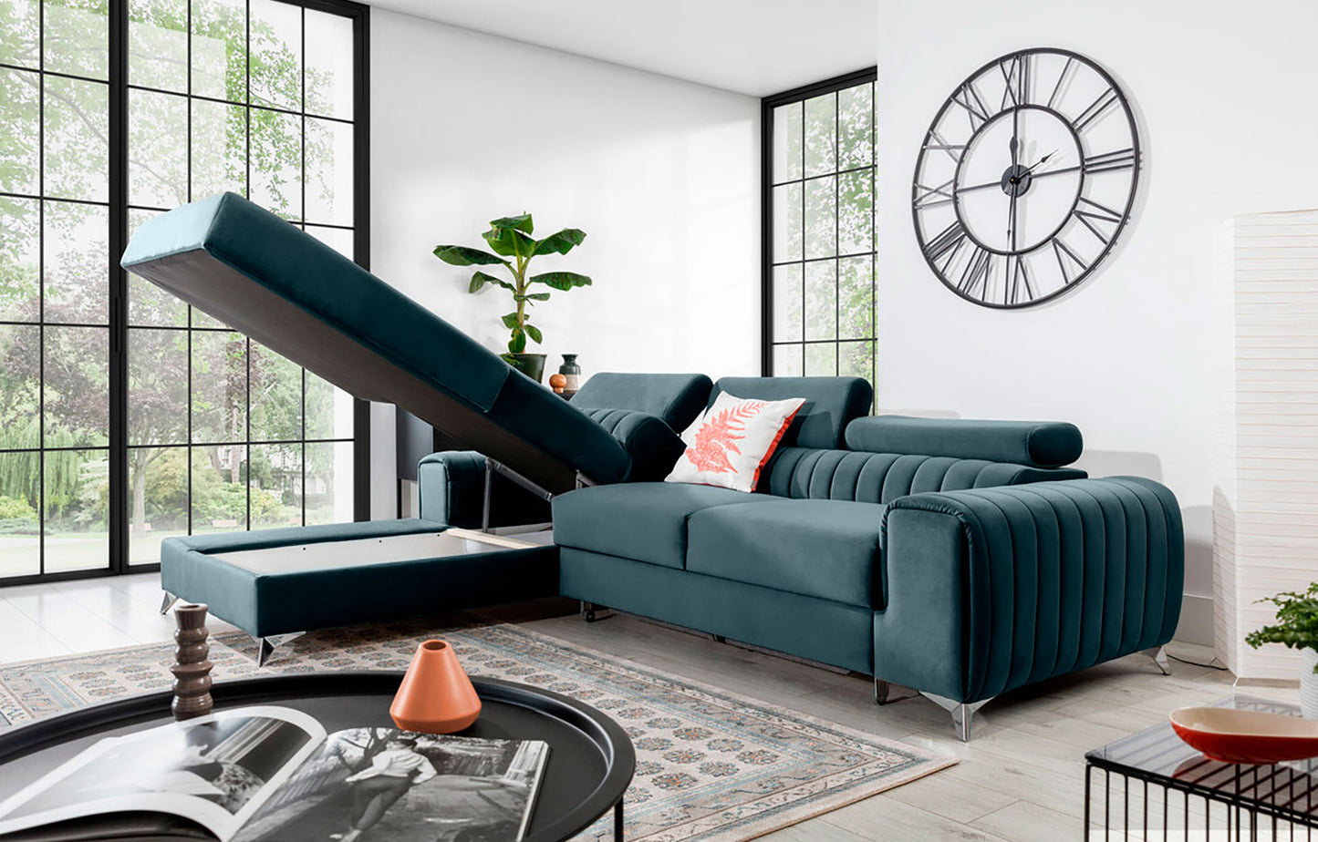 Narożnik Grayson Velvetmat 100 jasnoniebieski z otwartym pojemnikiem na pościel – funkcjonalny szezlong w układzie lewym.