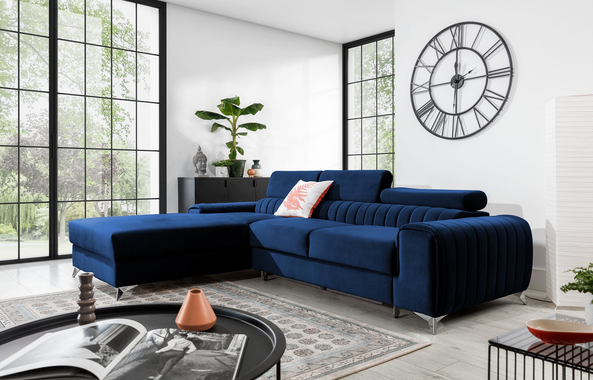 Narożnik Grayson Velvetmat 40 granatowy w aranżacji salonu z jasnymi dodatkami i dużymi oknami – stylowy układ lewy.