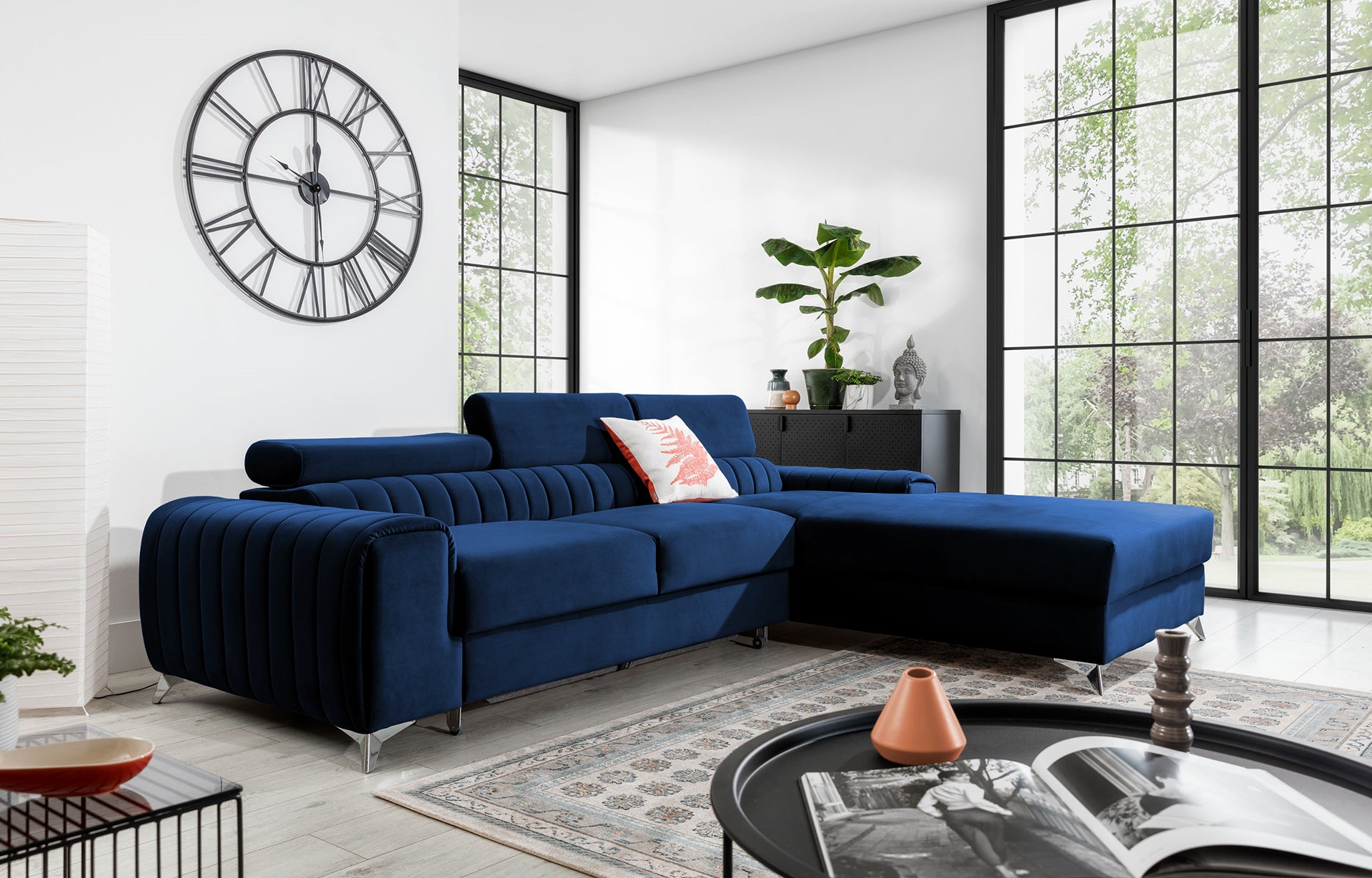 Narożnik Grayson Nube 40 granatowy w aranżacji salonu z jasnymi dodatkami i dużymi oknami – stylowy układ prawy.