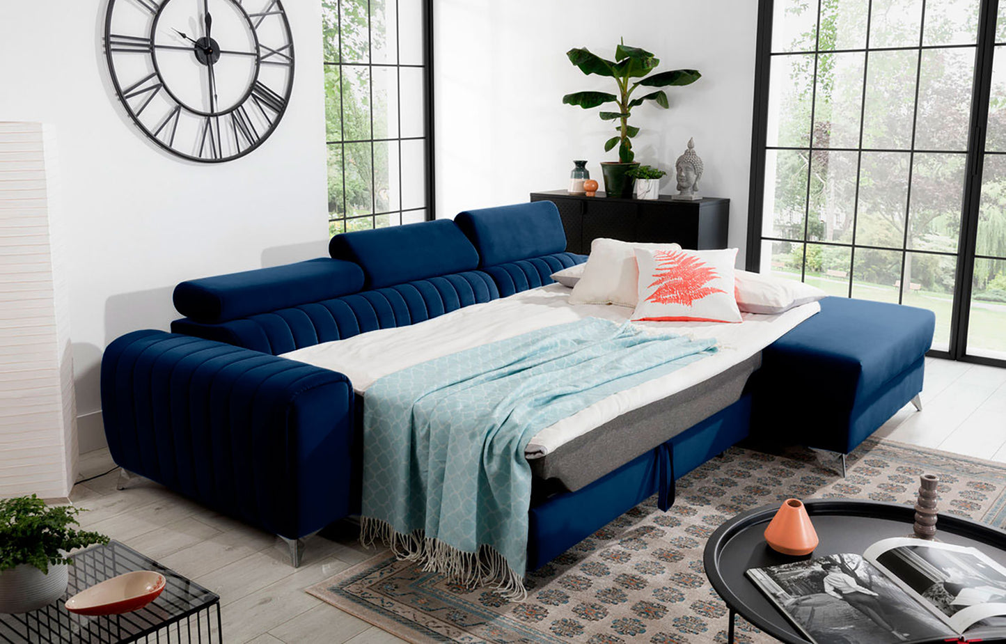 Narożnik Grayson Nube 40 granatowy rozłożony do funkcji spania – komfortowa powierzchnia do snu w eleganckiej aranżacji wnętrza.