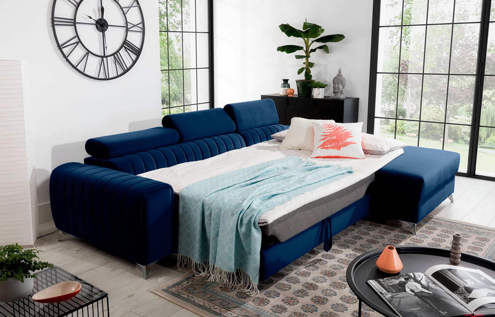 Narożnik Grayson Nube 40 granatowy rozłożony do funkcji spania – komfortowa powierzchnia do snu w eleganckiej aranżacji wnętrza.