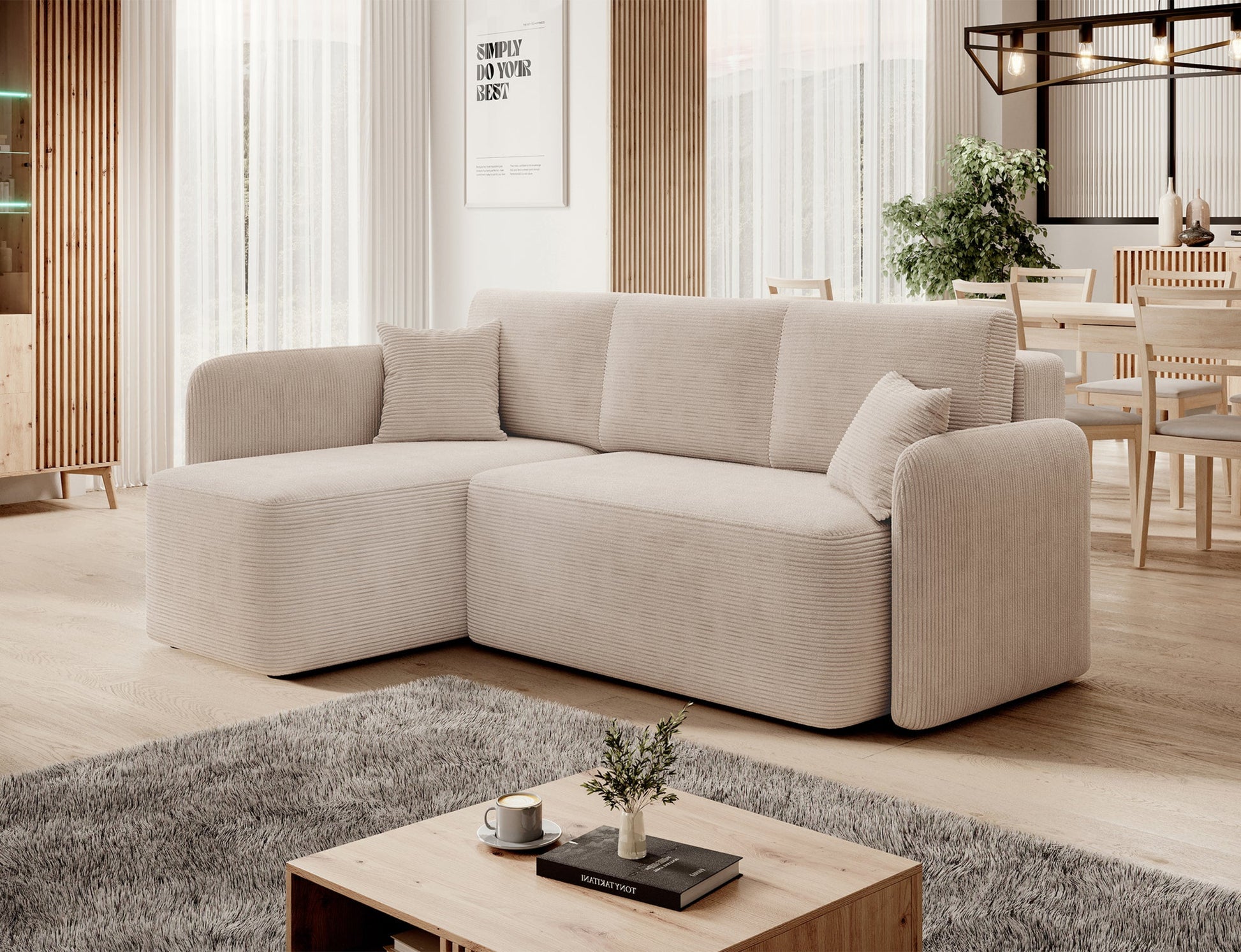 Beżowy narożnik Hadson Jarell 18 w układzie lewym ustawiony w nowoczesnym salonie z dużymi oknami i drewnianymi elementami.