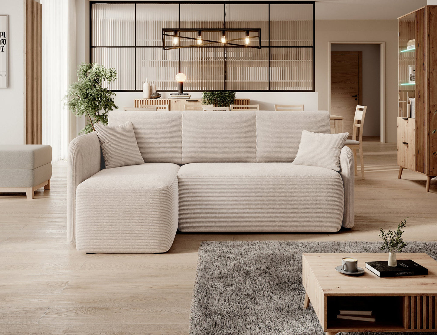 Narożnik Hadson w kolorze Jarell 18 beżowy w układzie lewym, prezentowany w jasnym, skandynawskim salonie.