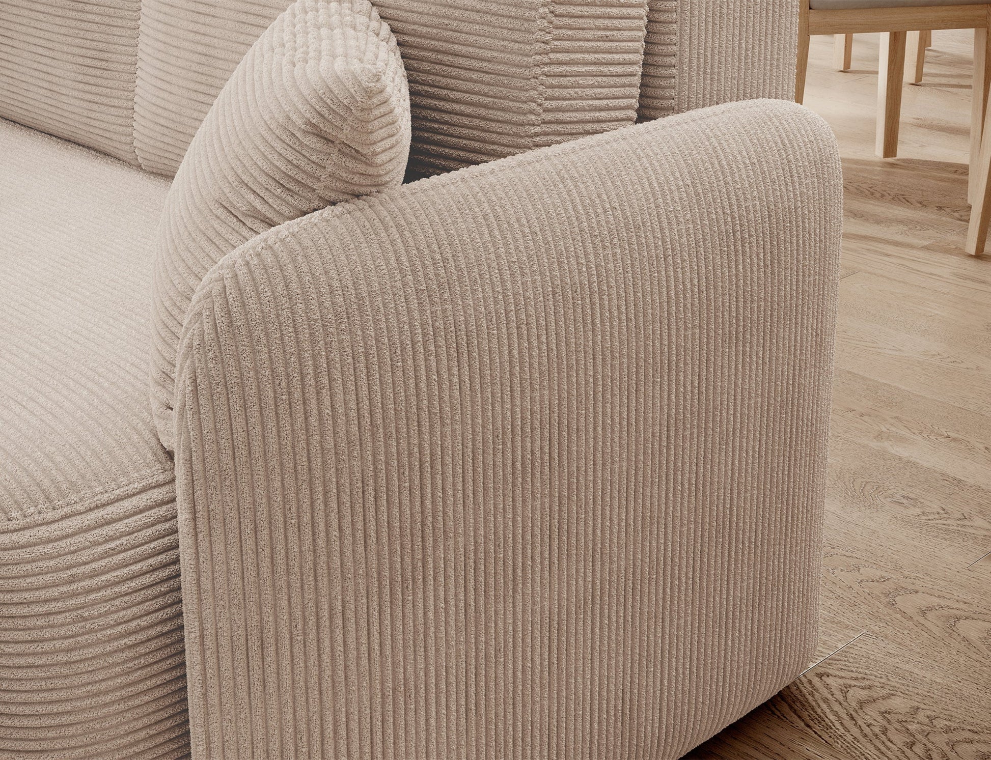 Zbliżenie na podłokietnik i fakturę tkaniny Jarell 18 beżowej w narożniku Hadson.