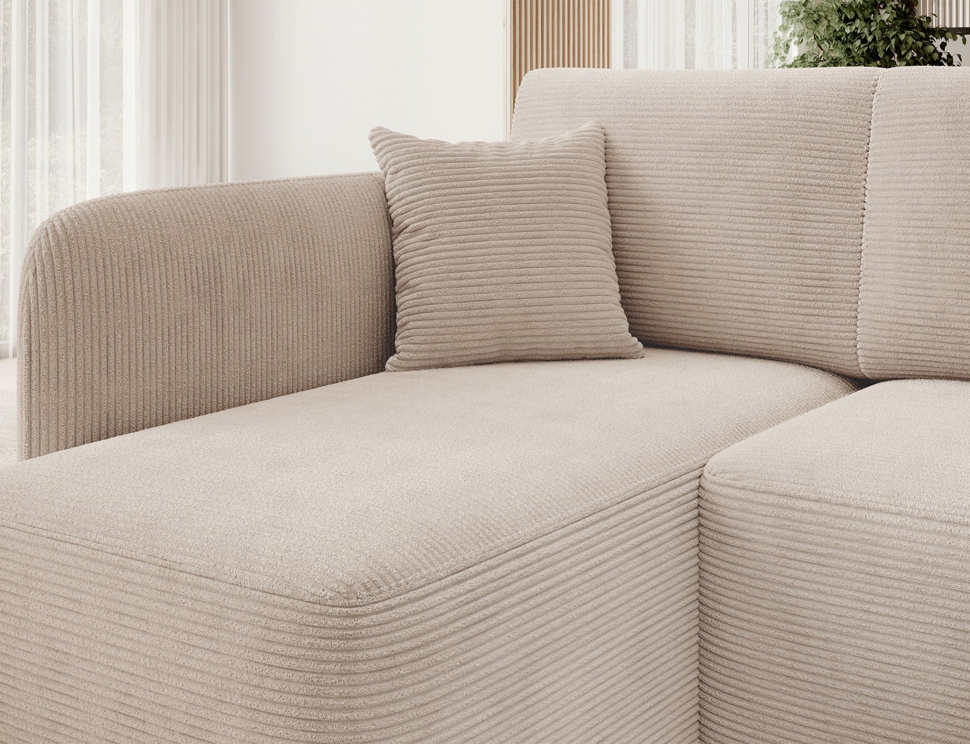 Zbliżenie na siedzisko i poduszkę dekoracyjną narożnika Hadson Jarell 18 beżowy w układzie lewym.