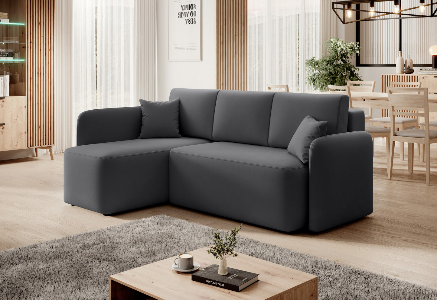 Narożnik Hadson w kolorze Sola 06 szary ustawiony w eleganckim salonie z drewnianymi elementami i dużym oknem.