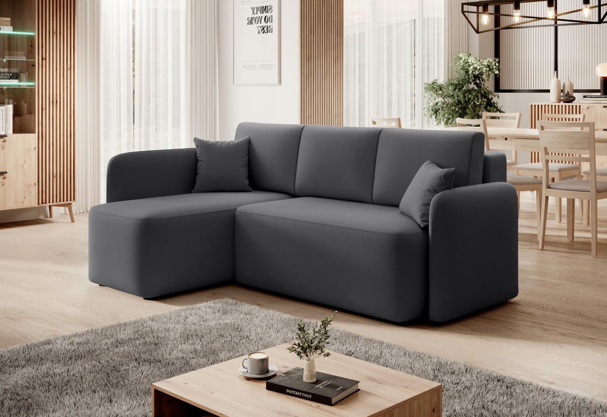 Narożnik Hadson w kolorze Sola 06 szary ustawiony w eleganckim salonie z drewnianymi elementami i dużym oknem.