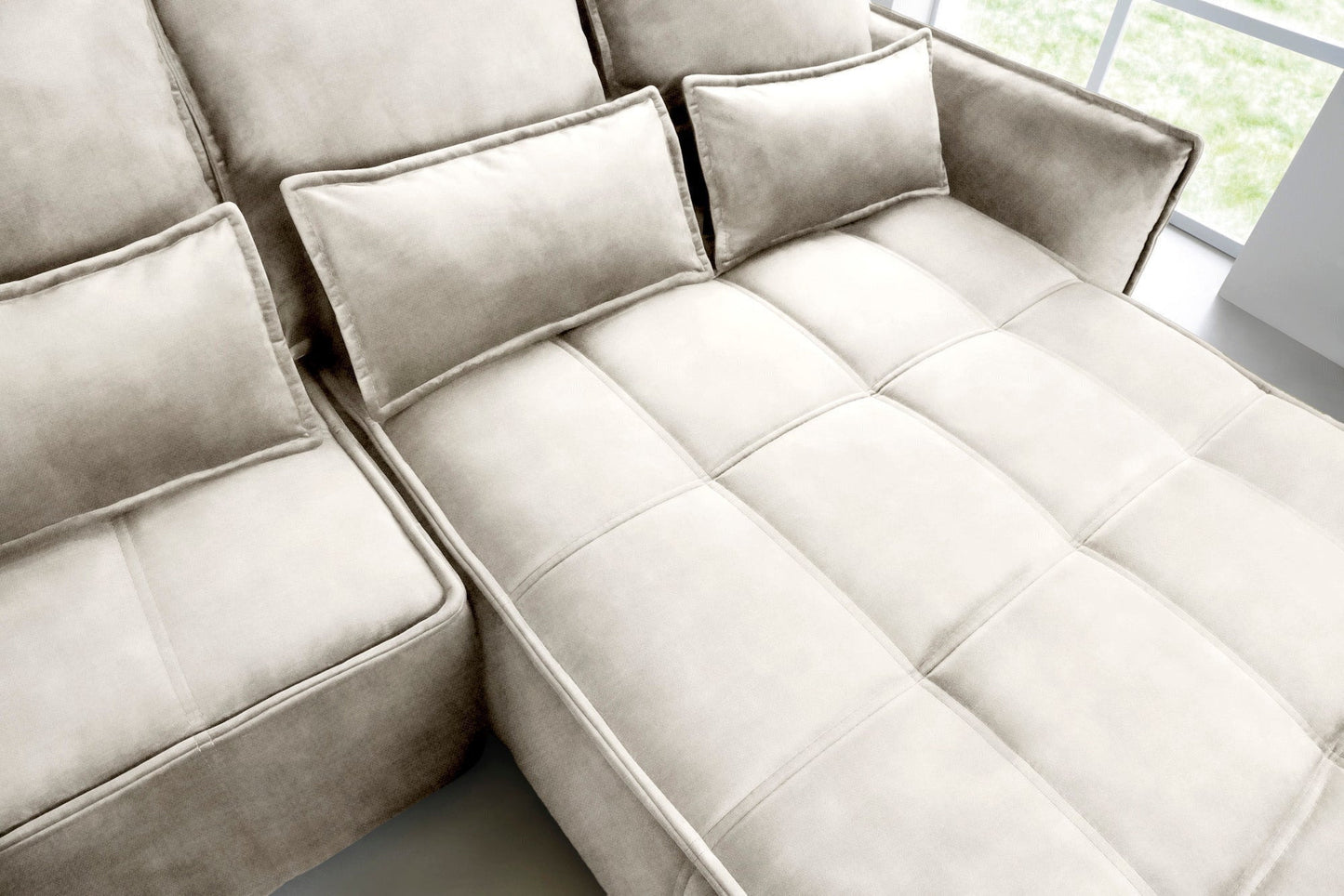 Detal zagłówków i poduszek oparciowych w prawostronnym narożniku Campo obitym tkaniną Manhattan 18 jasnobeżowy.