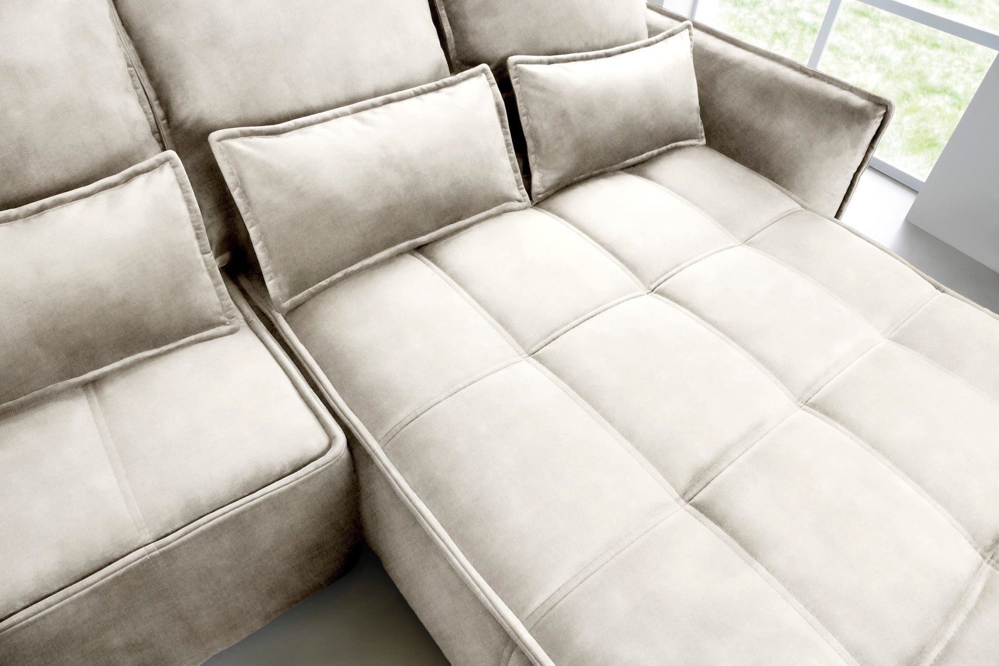 Detal zagłówków i poduszek oparciowych w prawostronnym narożniku Campo obitym tkaniną Manhattan 18 jasnobeżowy.