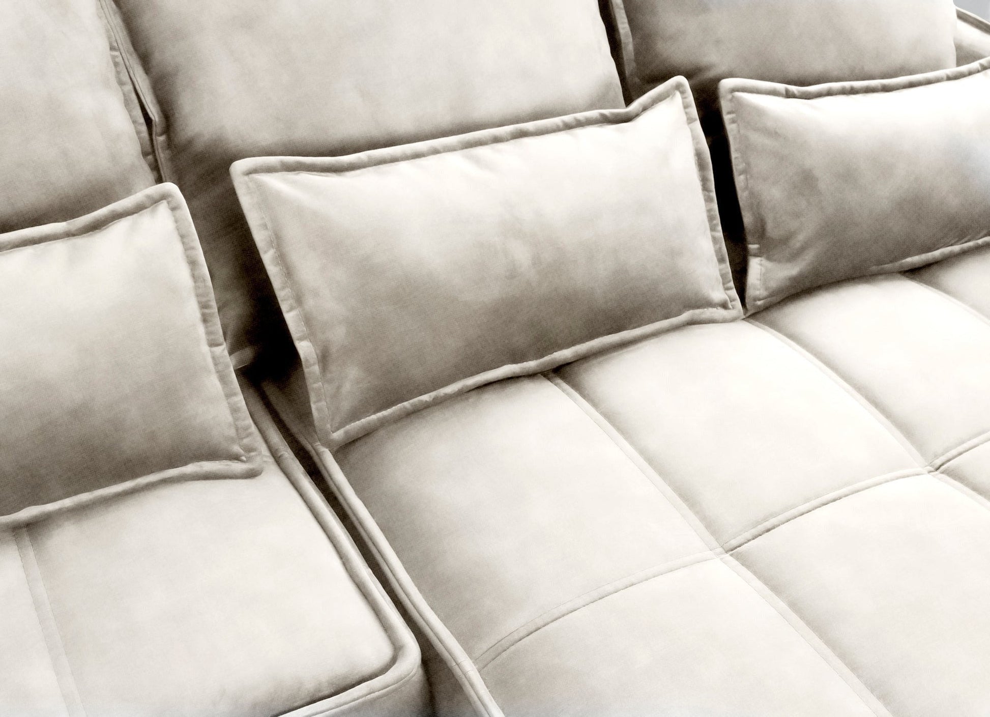 Zbliżenie na prawy podłokietnik narożnika Campo Manhattan 18 jasnobeżowy, uwidaczniające miękkie wykończenie i delikatne przeszycia.