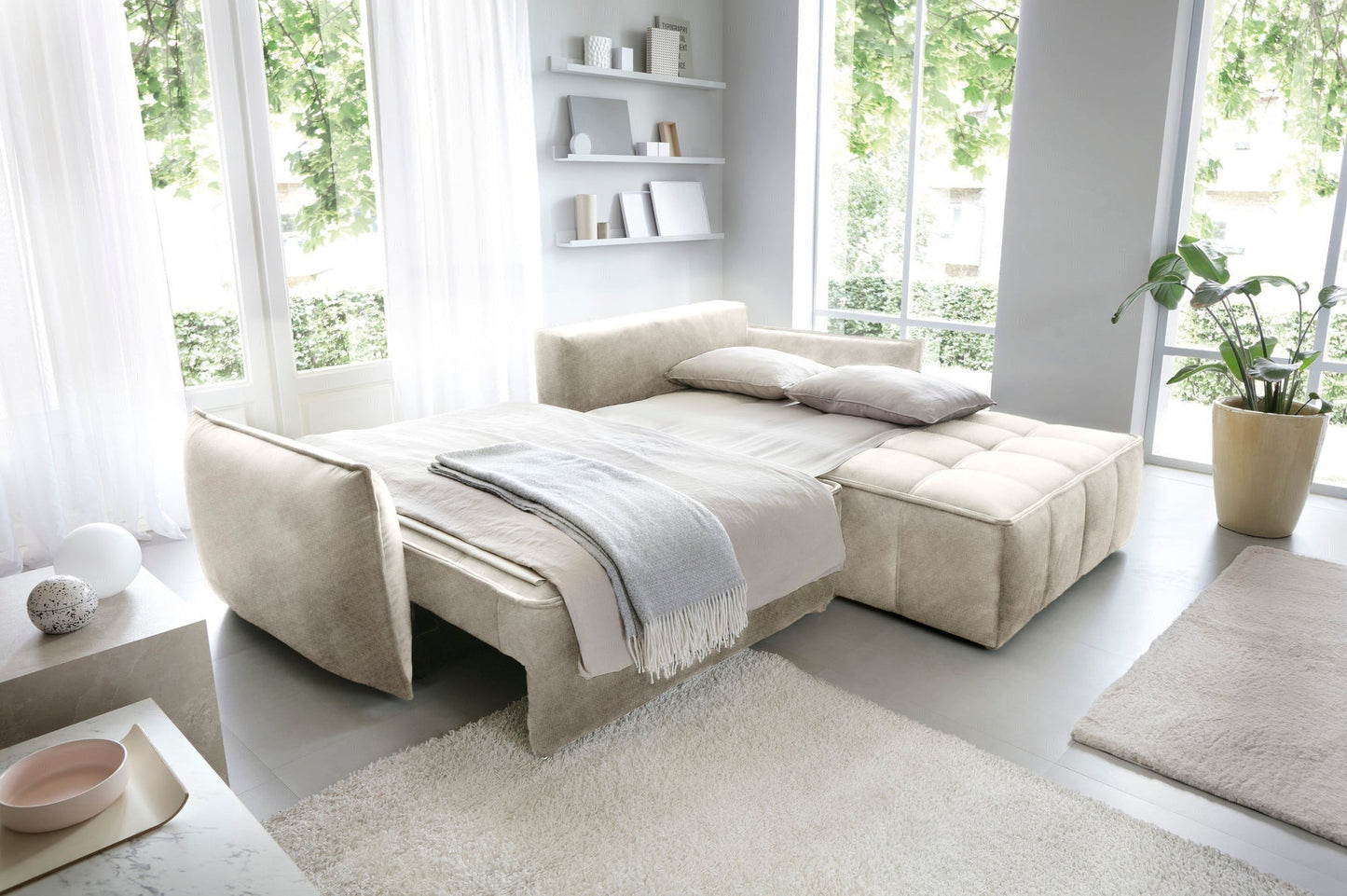 Zbliżenie na siedzisko i prostokątne poduszki narożnika Campo Manhattan 18 jasnobeżowy w układzie prawym, eksponujące przeszycia i strukturę tkaniny.