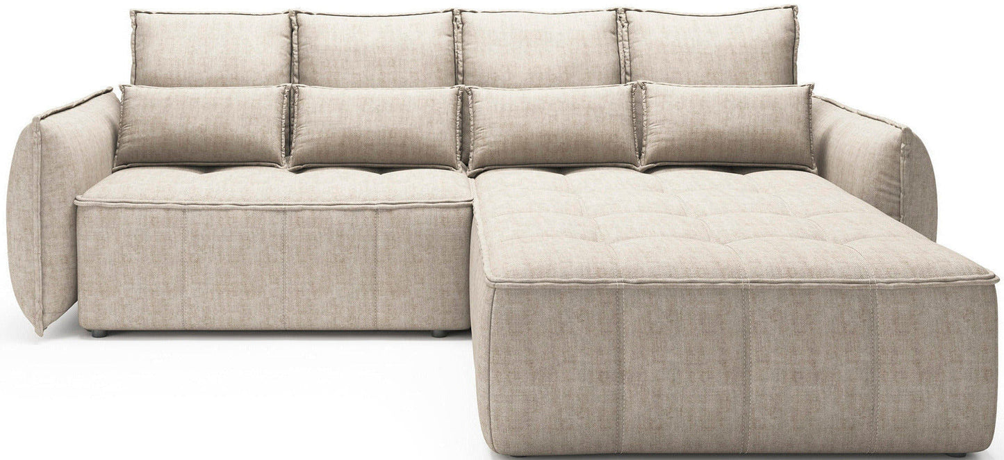 Narożnik Campo w układzie prawym obity tkaniną Manhattan 18 jasnobeżowy, widoczny od frontu na białym tle z pikowaną powierzchnią szezlonga po prawej stronie.