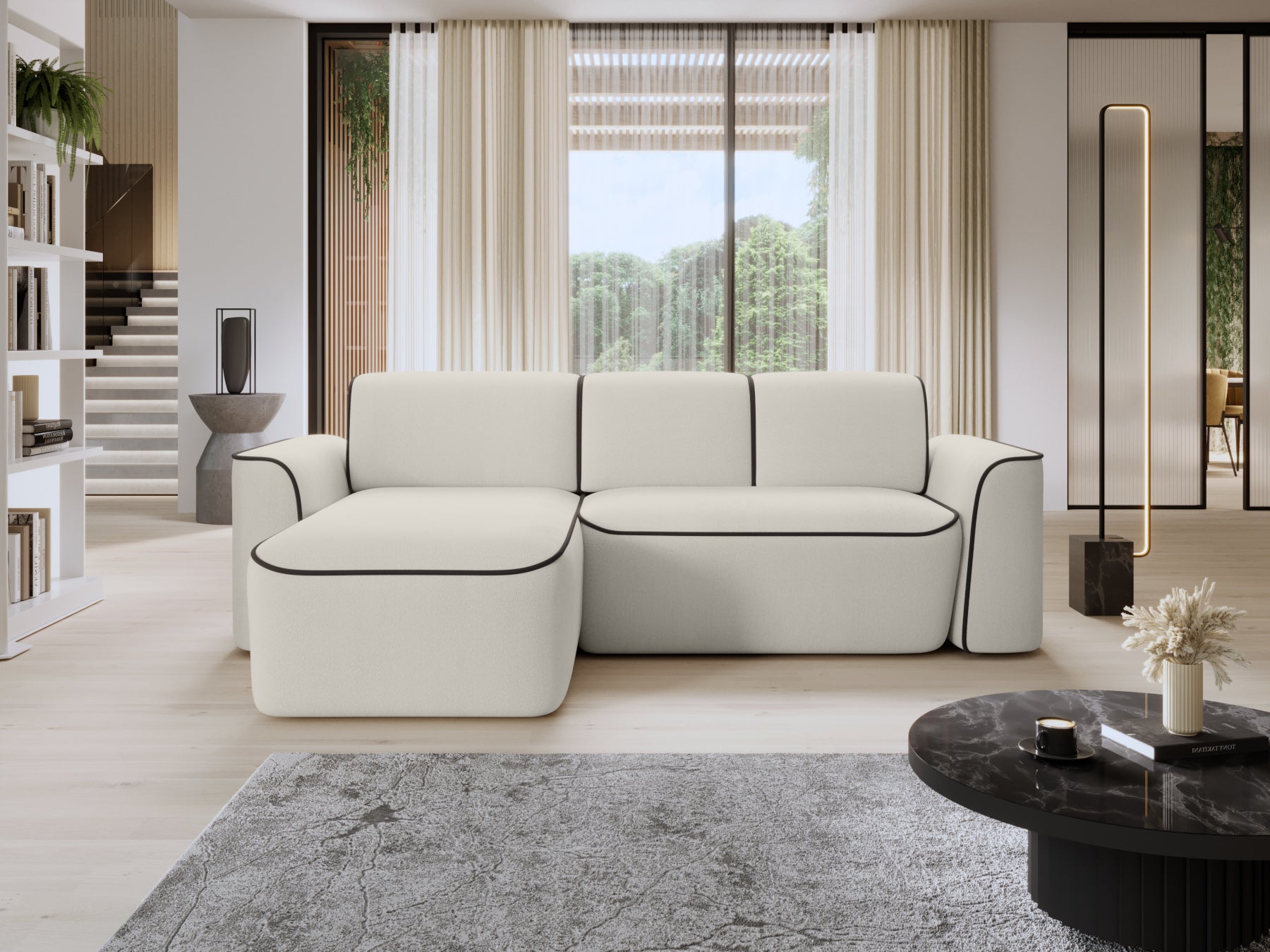 Narożnik Ume Amore 01 jasnobeżowy z lamówką Velvetmat 22 brązową w prawym układzie, ustawiony w jasnym salonie przy dużym oknie.