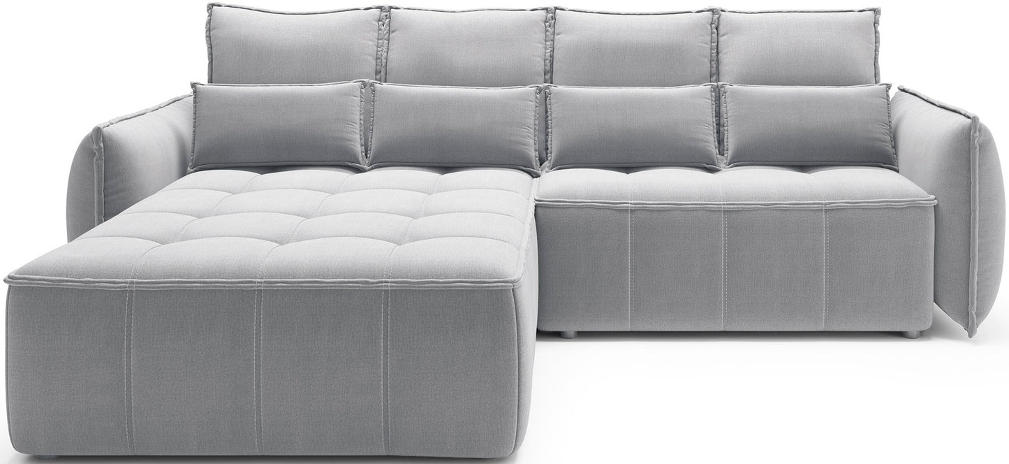 Narożnik Campo w układzie lewym, tapicerka Nube 03 jasnoszara, frontalny widok na białym tle z pikowaną powierzchnią siedziska.