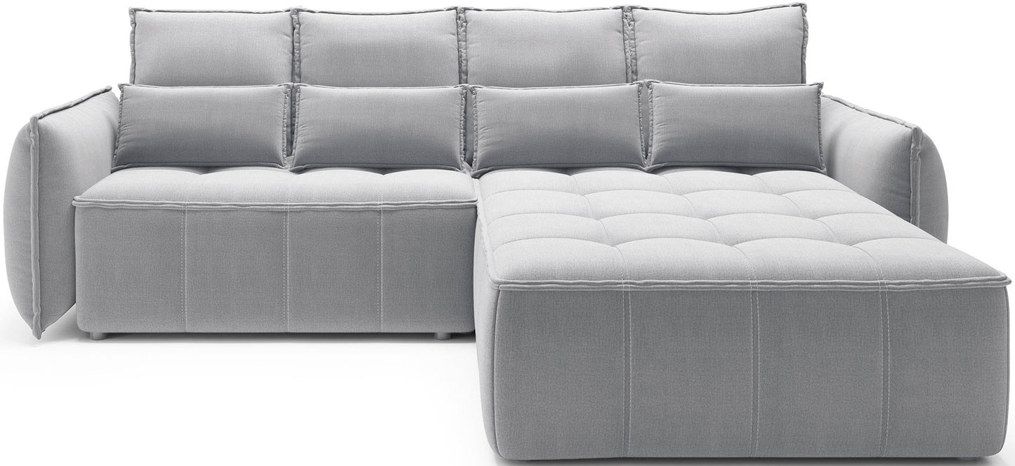 Narożnik Campo w układzie prawym, tapicerka Nube 03 jasnoszara, widok frontalny na białym tle z pikowaną strukturą siedziska.