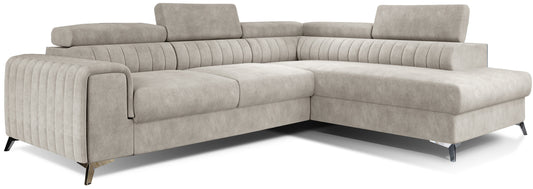 Narożnik Laurence w układzie prawym, tapicerowany tkaniną Dora 21 beżowy, z regulowanymi zagłówkami i eleganckimi metalowymi nogami.