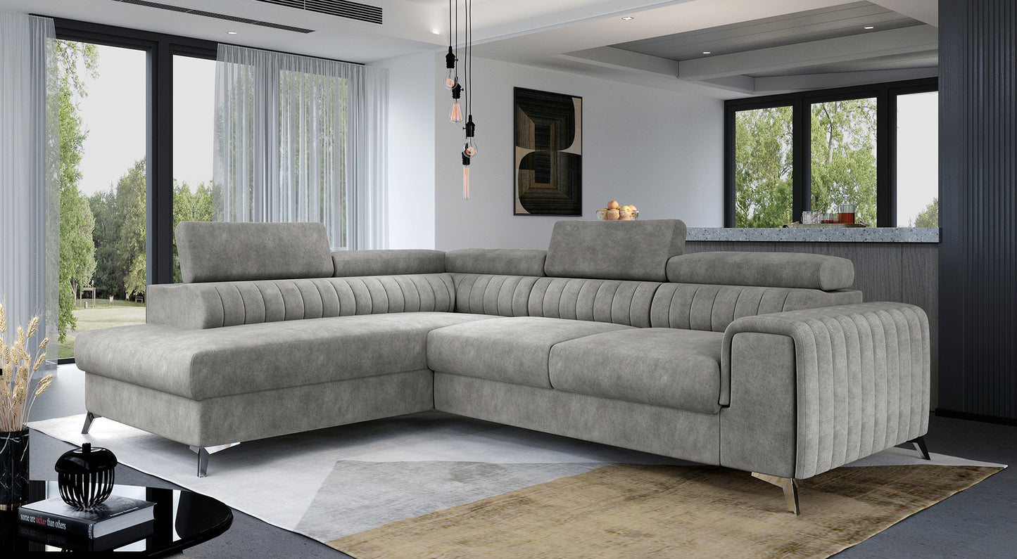 Narożnik Laurence w kolorze Dora 90 jasnoszary, układ lewy, ustawiony w nowoczesnym salonie z dużymi oknami i minimalistycznym wystrojem.