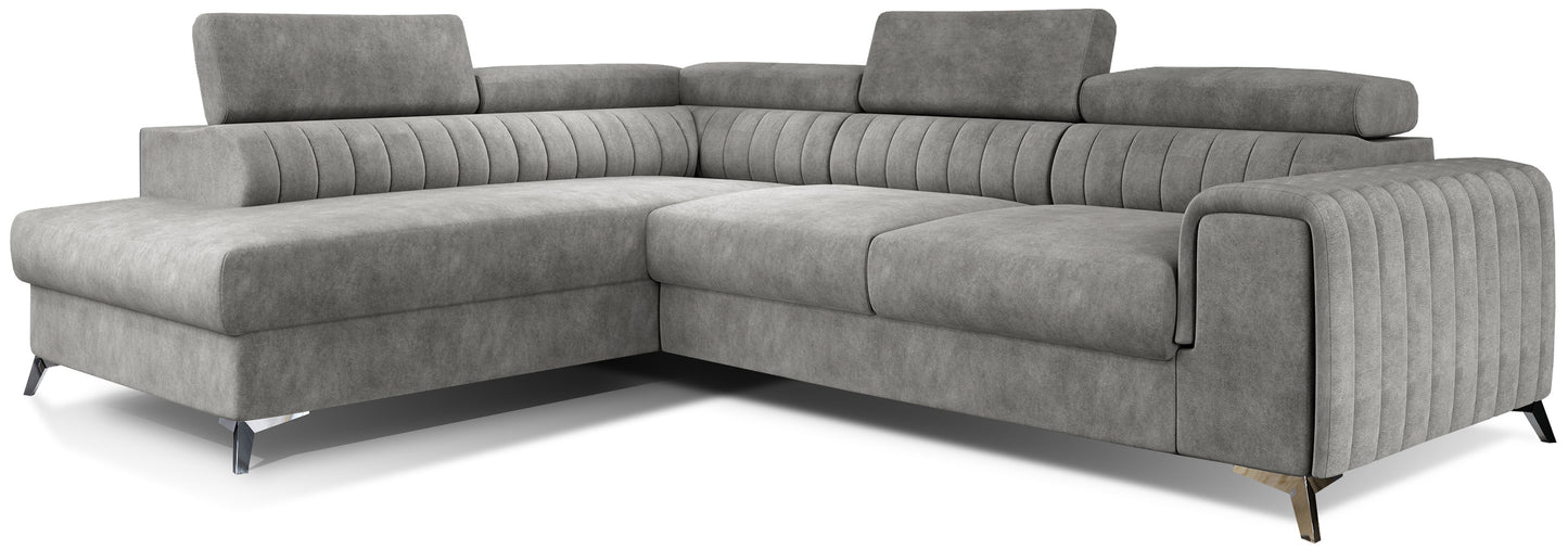 Narożnik Laurence w układzie lewym, tapicerowany tkaniną Dora 90 jasnoszary, z regulowanymi zagłówkami i metalowymi nogami.